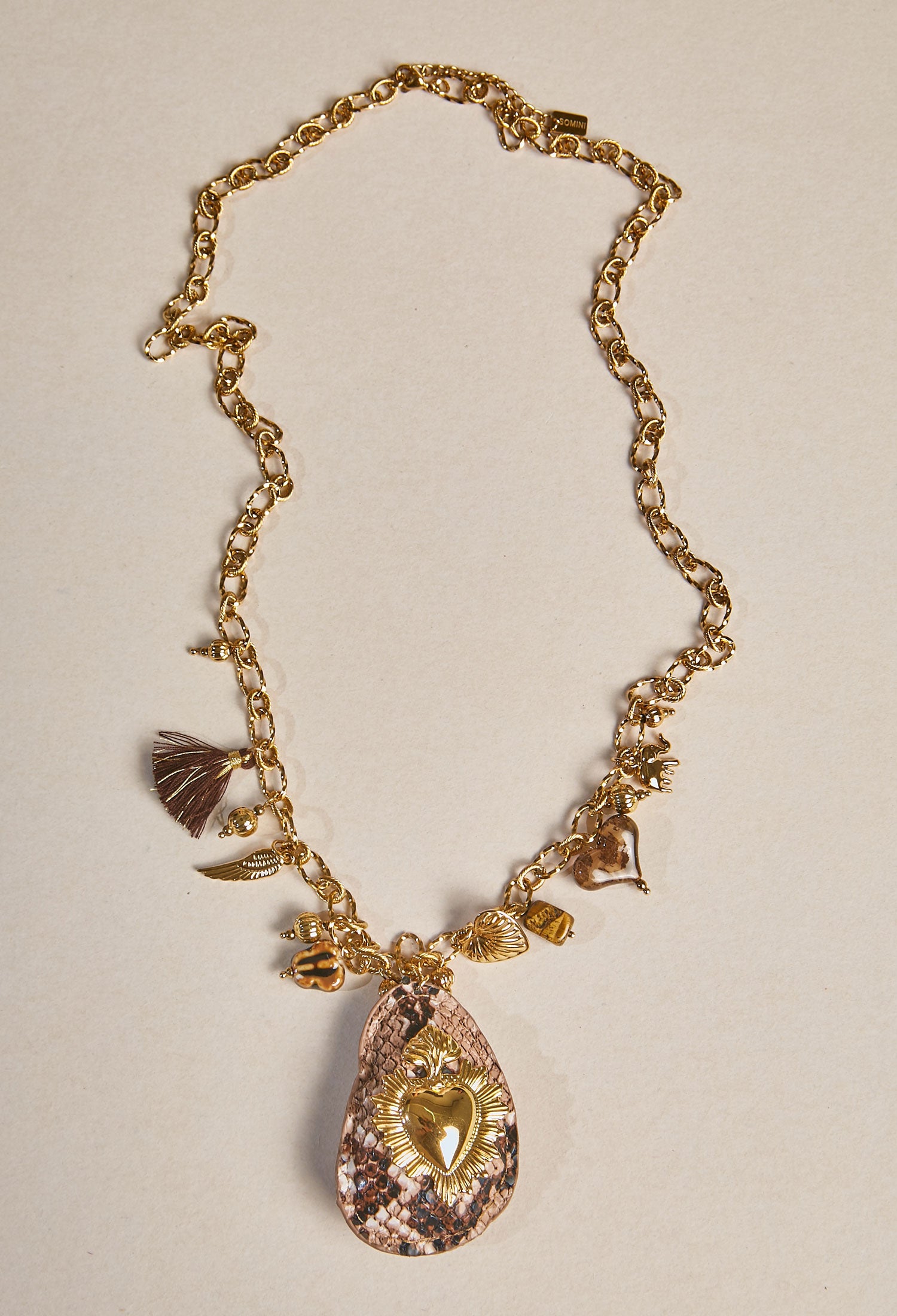 Collar Amuleto Corazón Sagrado Dorado - BYBLA Colombia