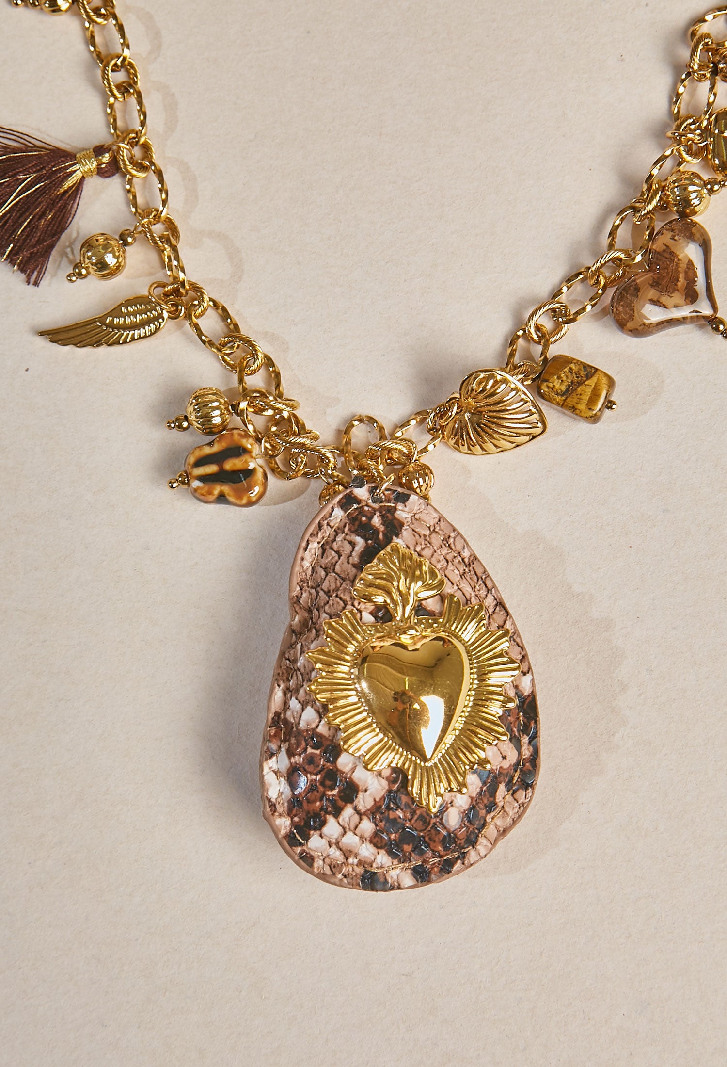Collar Amuleto Corazón Sagrado Dorado vista 2 - BYBLA Colombia