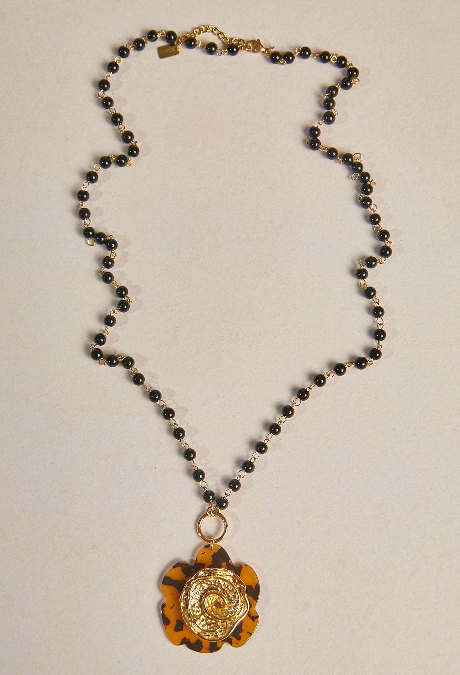 Collar Largo Negro Flor - BYBLA Colombia