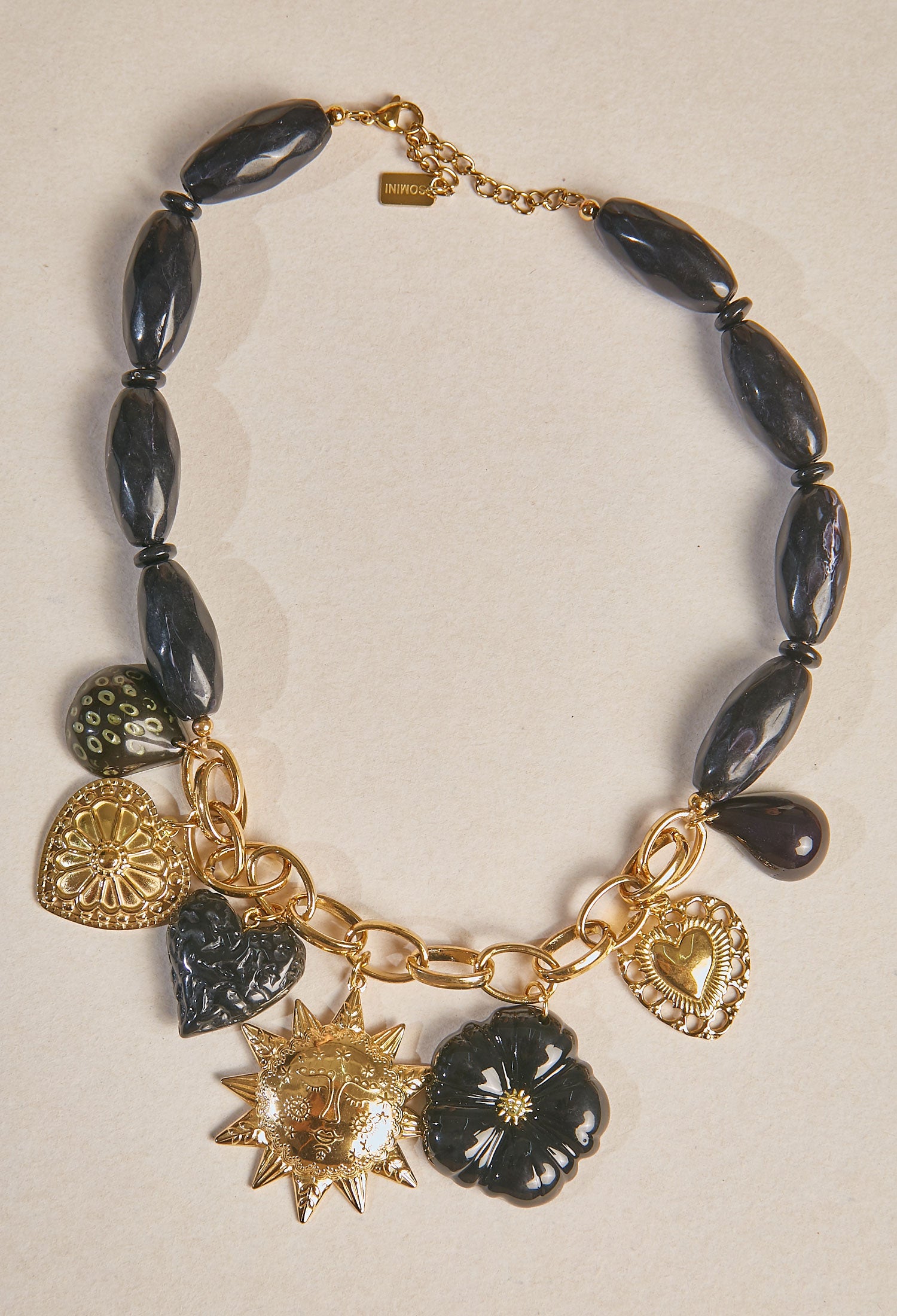 Collar Amuletos Negro Dorado - BYBLA Colombia