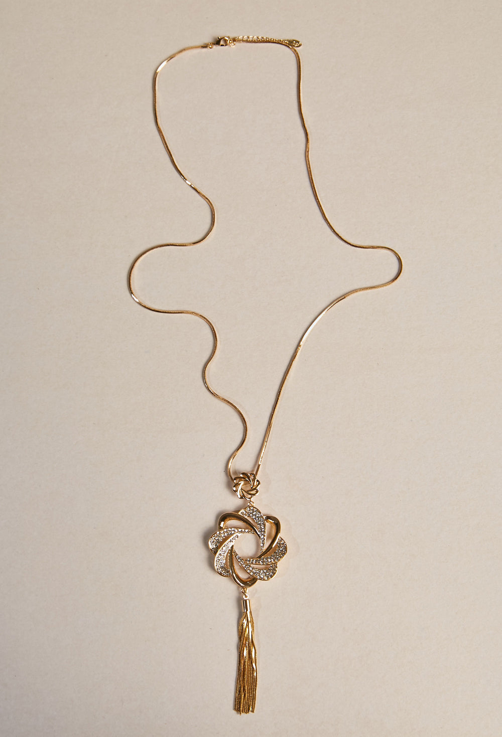 Collar Flor Brillo Dorado con Borla - BYBLA Colombia