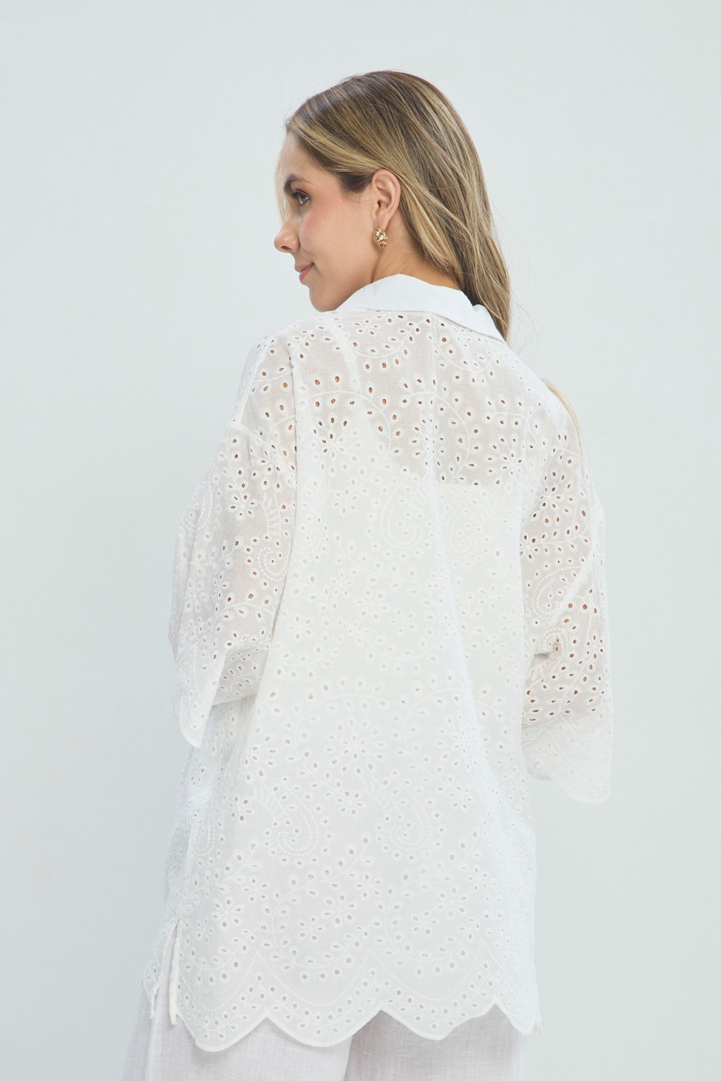 Blusa Broderie Algodón vista 3 - Outlet BYBLA Colombia