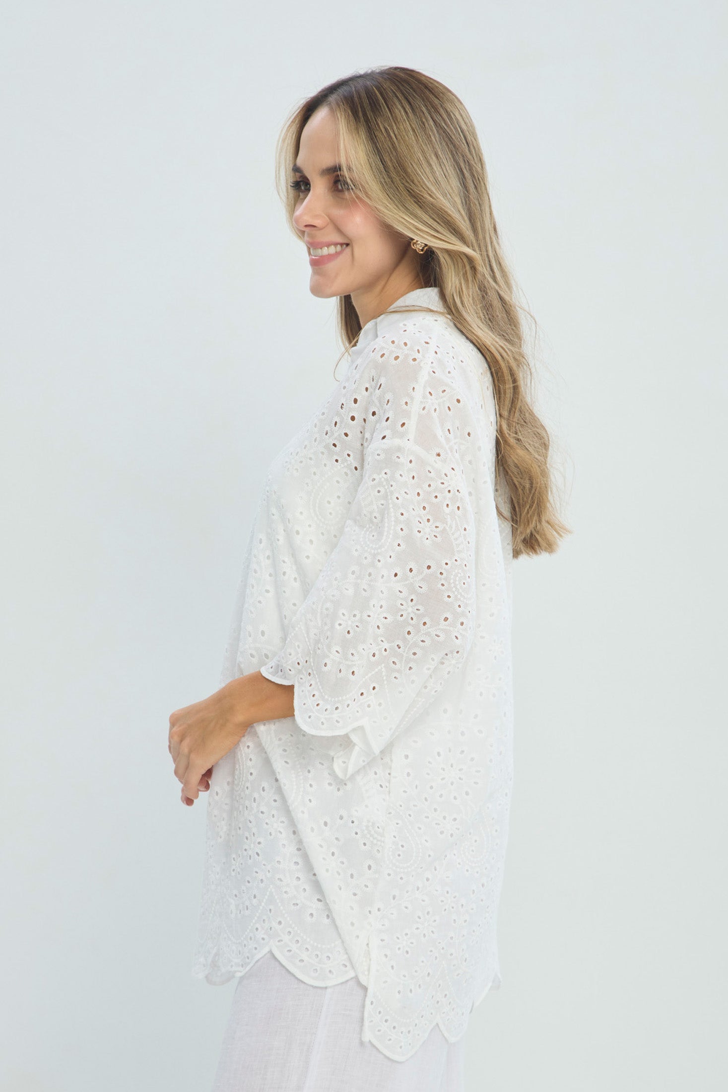 Blusa Broderie Algodón vista 2 - Outlet BYBLA Colombia