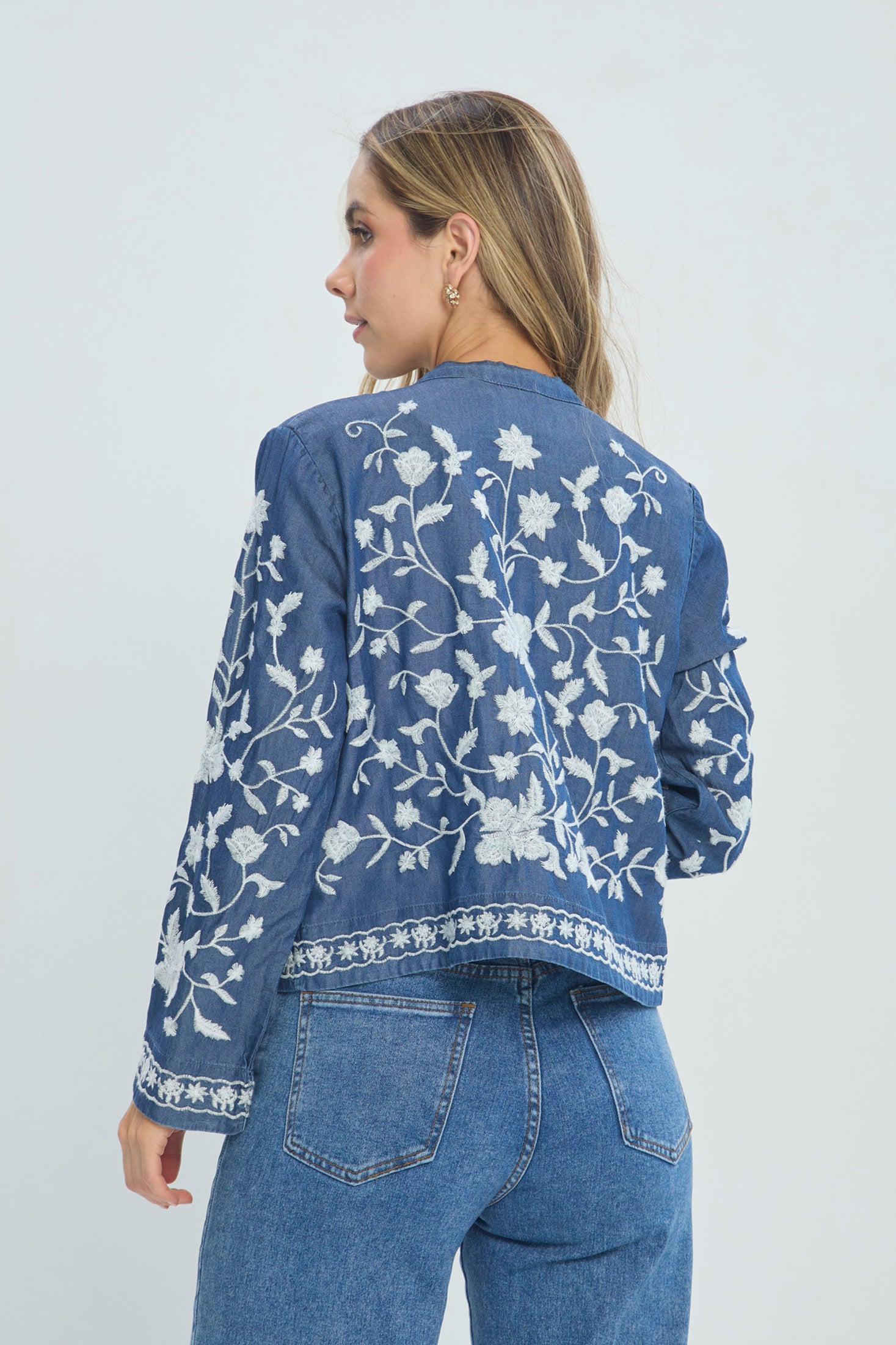Blusa Camisera Bordado Floral vista 3 - Outlet BYBLA Colombia