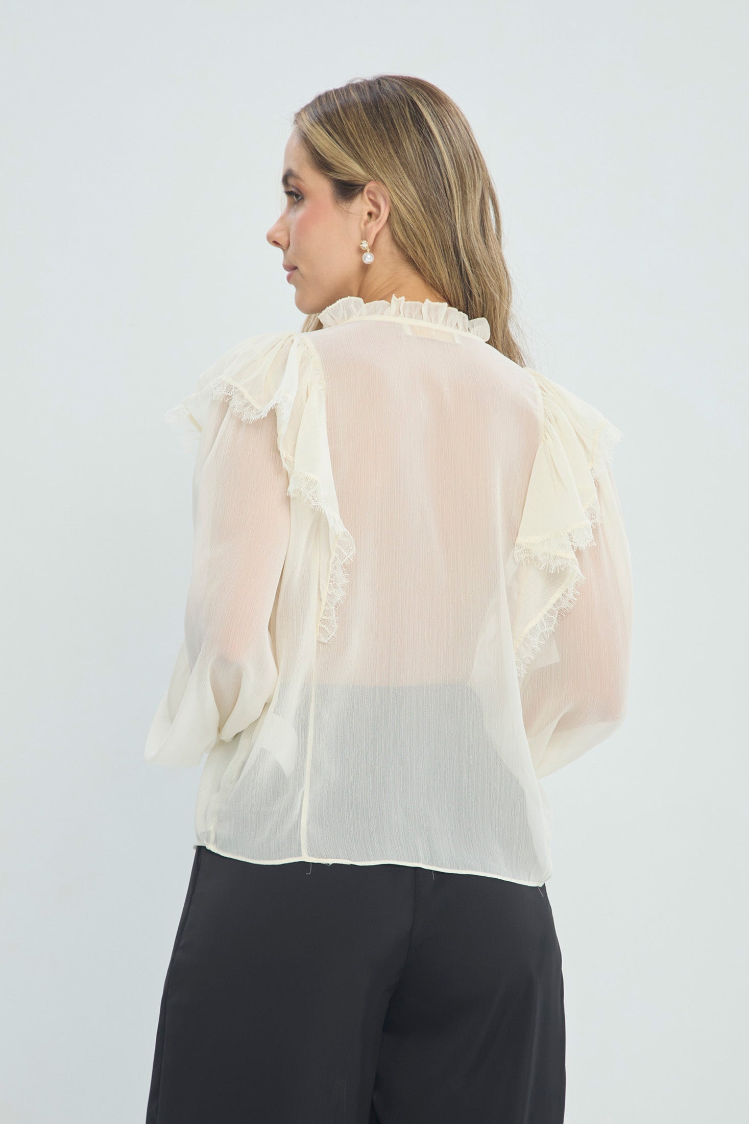 Blusa Crema Encaje vista 3 - Outlet BYBLA Colombia