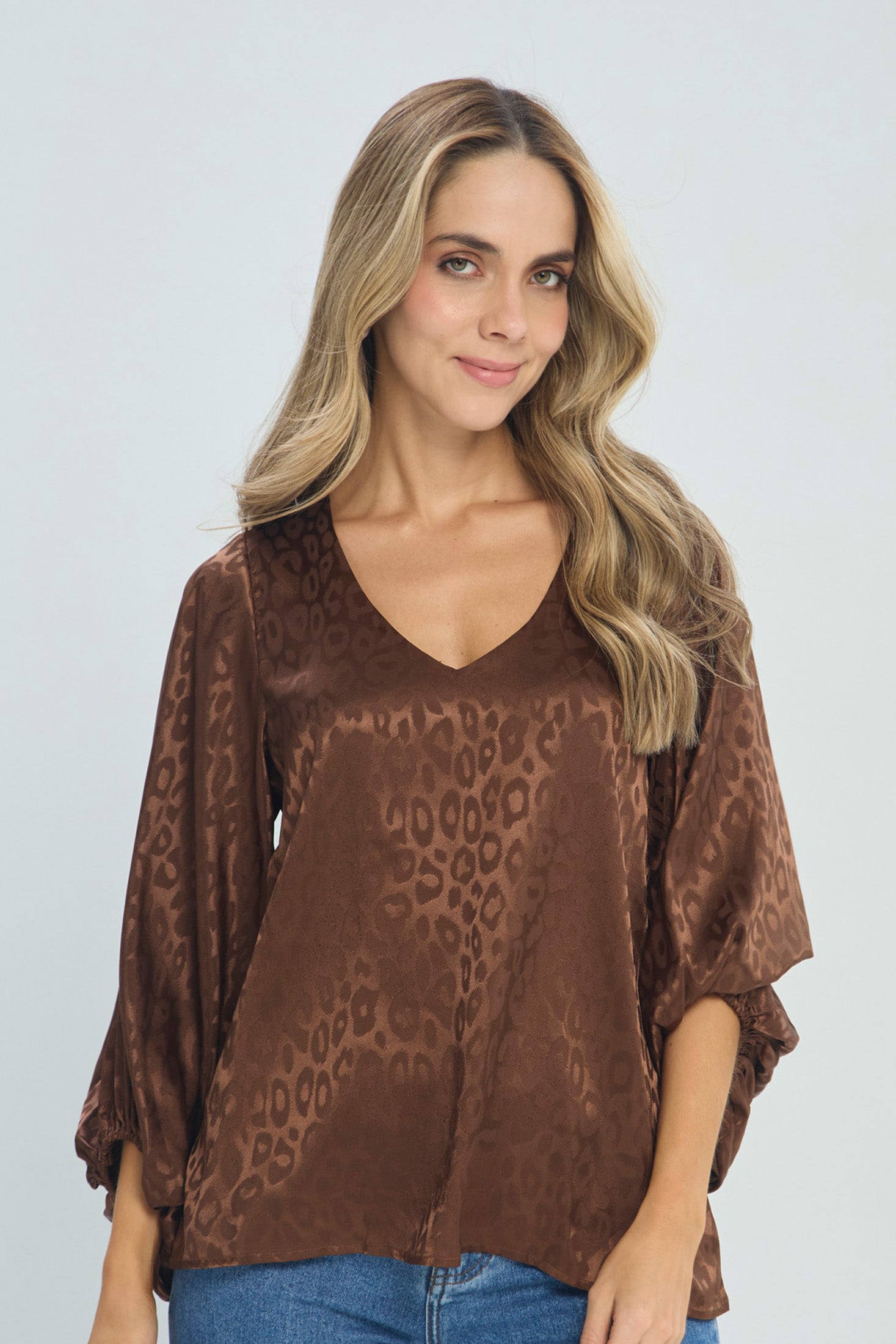 Blusa Satinada Animal Print - Outlet BYBLA Colombia