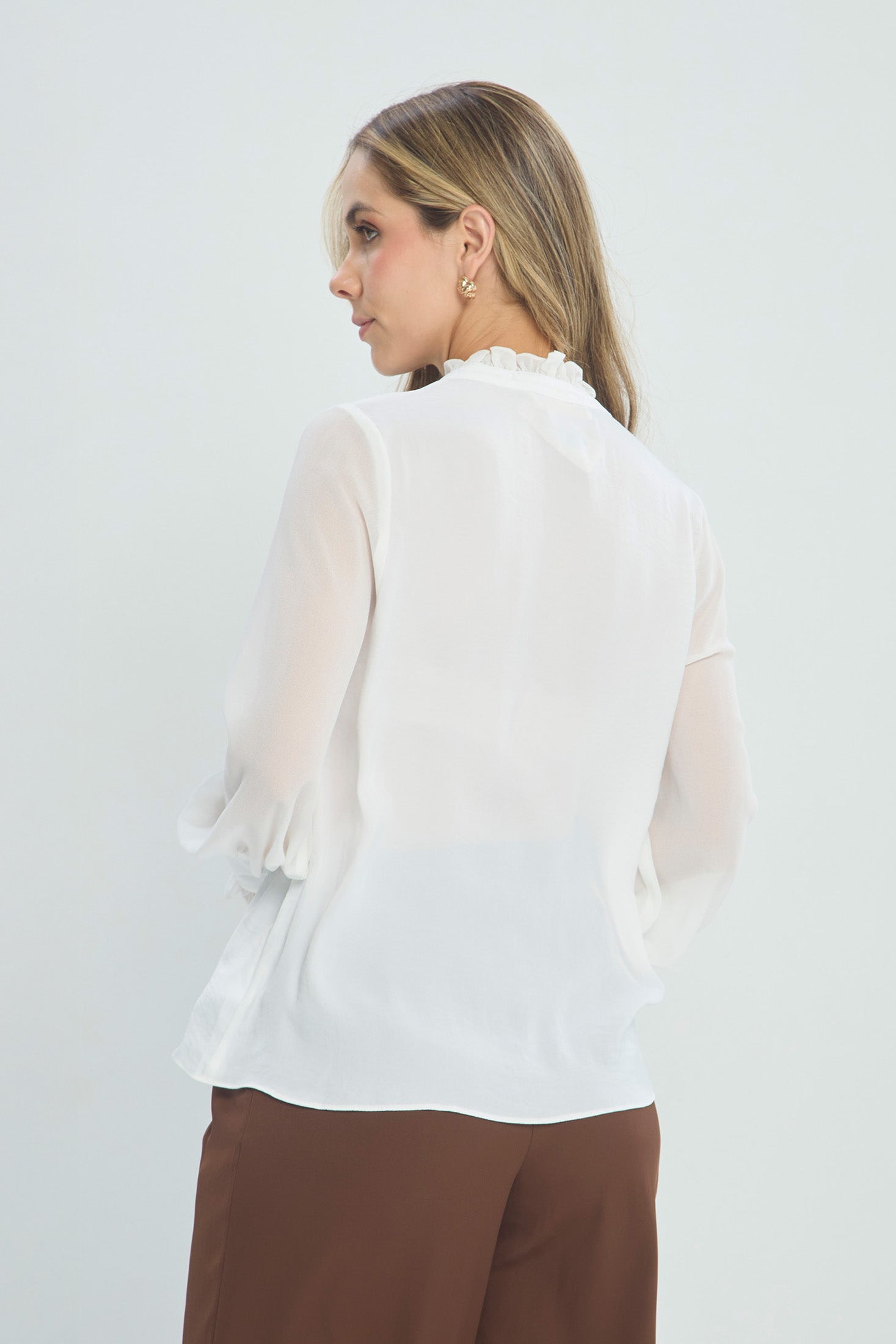 Blusa Satinada Blanca vista 3 - Outlet BYBLA Colombia