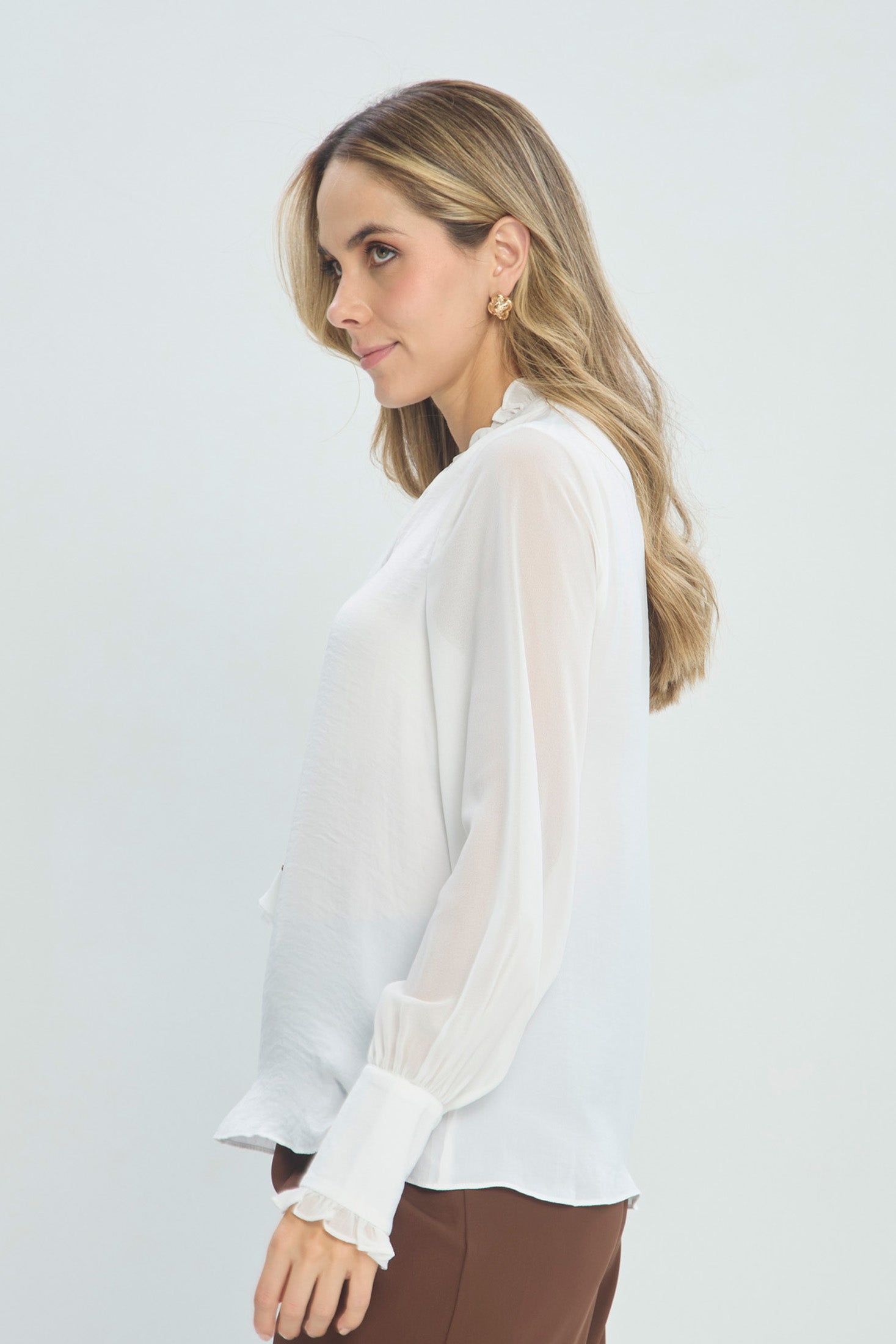 Blusa Satinada Blanca vista 2 - Outlet BYBLA Colombia
