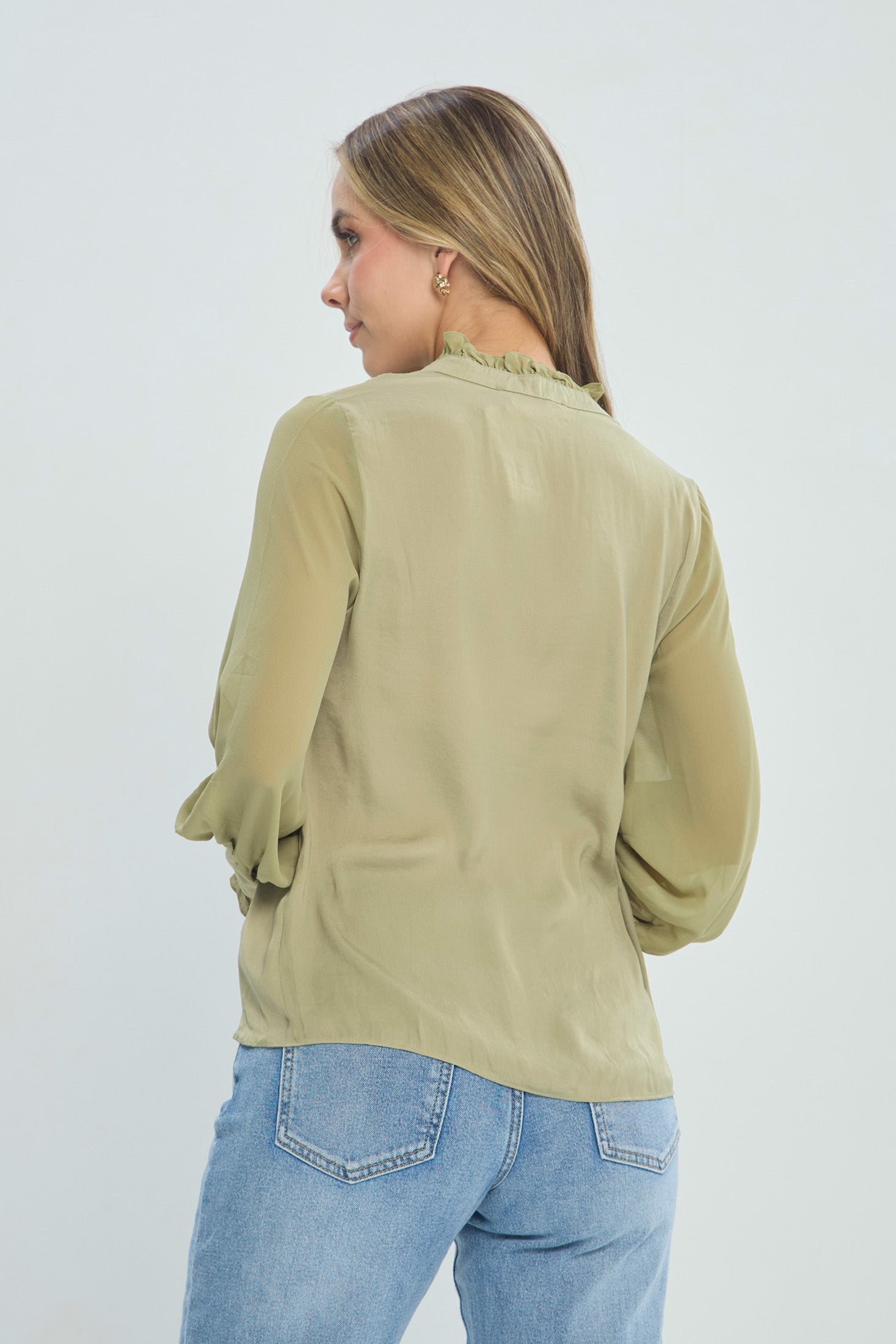 Blusa Satinada Verde Oliva vista 3 - Outlet BYBLA Colombia