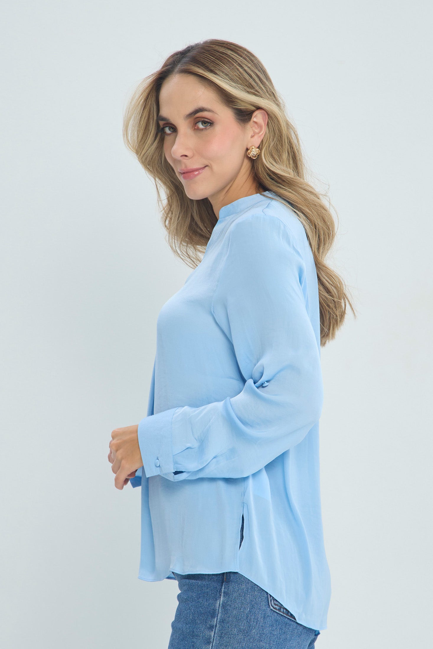 Blusa Satinada con Escote en V vista 2 - Outlet BYBLA Colombia