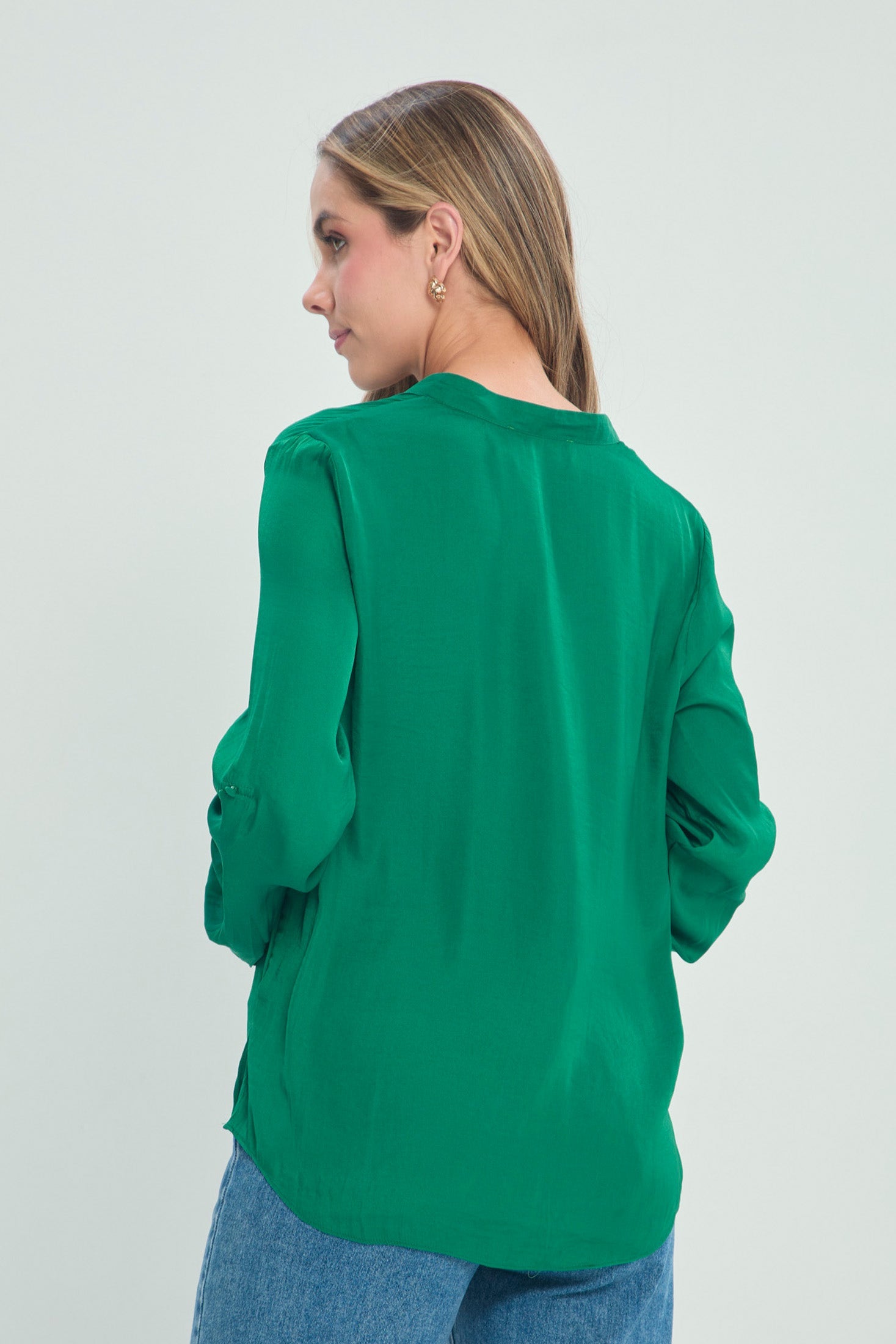 Blusa Satinada con Escote en V vista 3 - Outlet BYBLA Colombia - VERDES