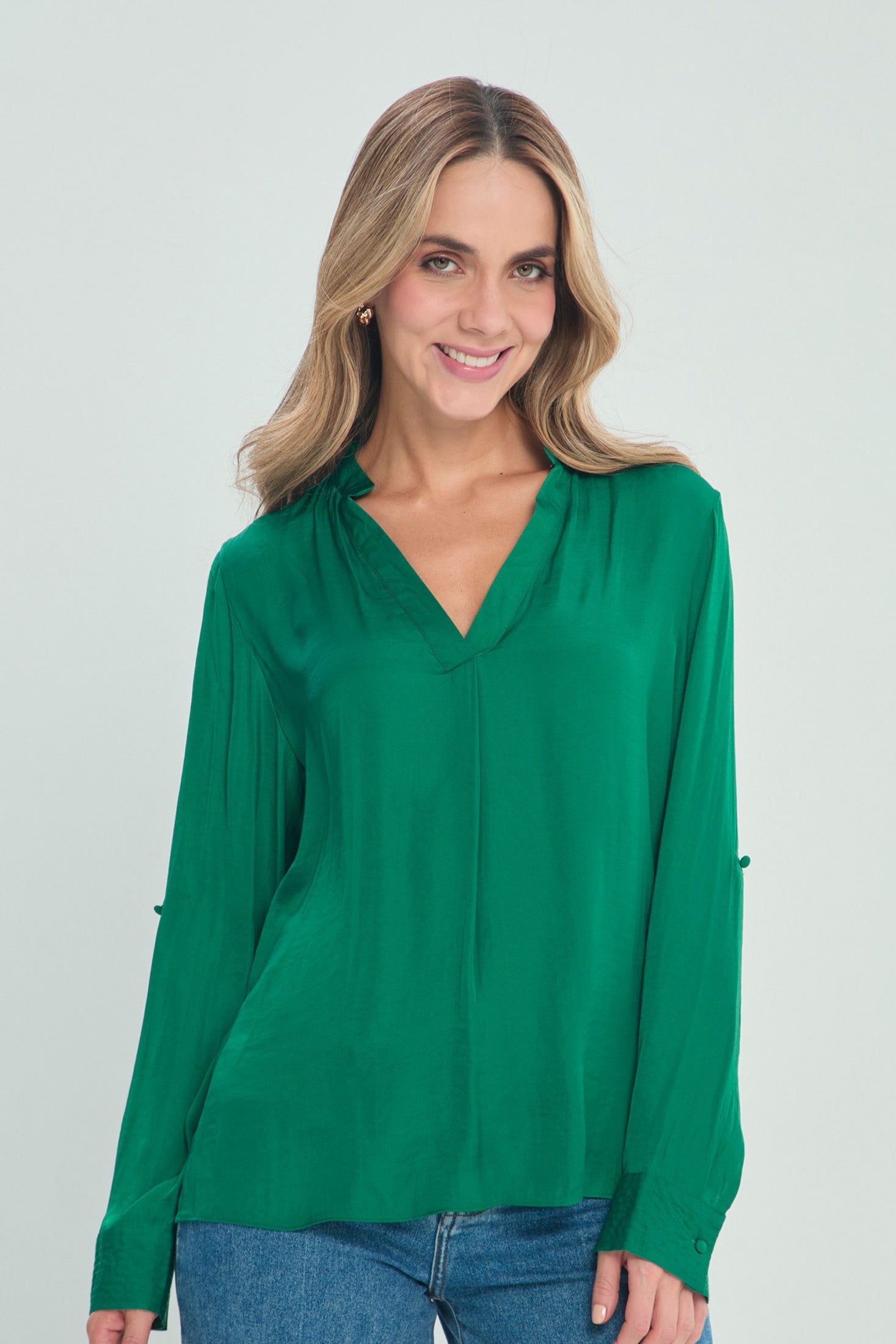 Blusa Satinada con Escote en V - Outlet BYBLA Colombia - VERDES