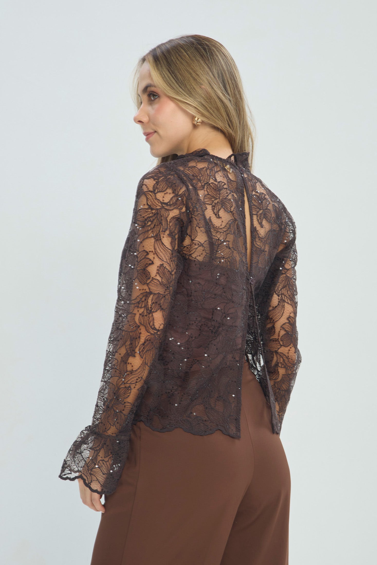 Blusa en Encaje Café con Micro-pedrería vista 3 - Outlet BYBLA Colombia