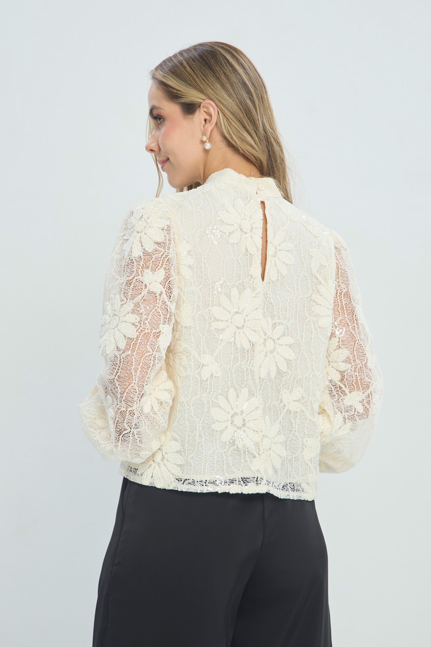 Blusa en Encaje Marfil con Lentejuelas vista 3 - Outlet BYBLA Colombia