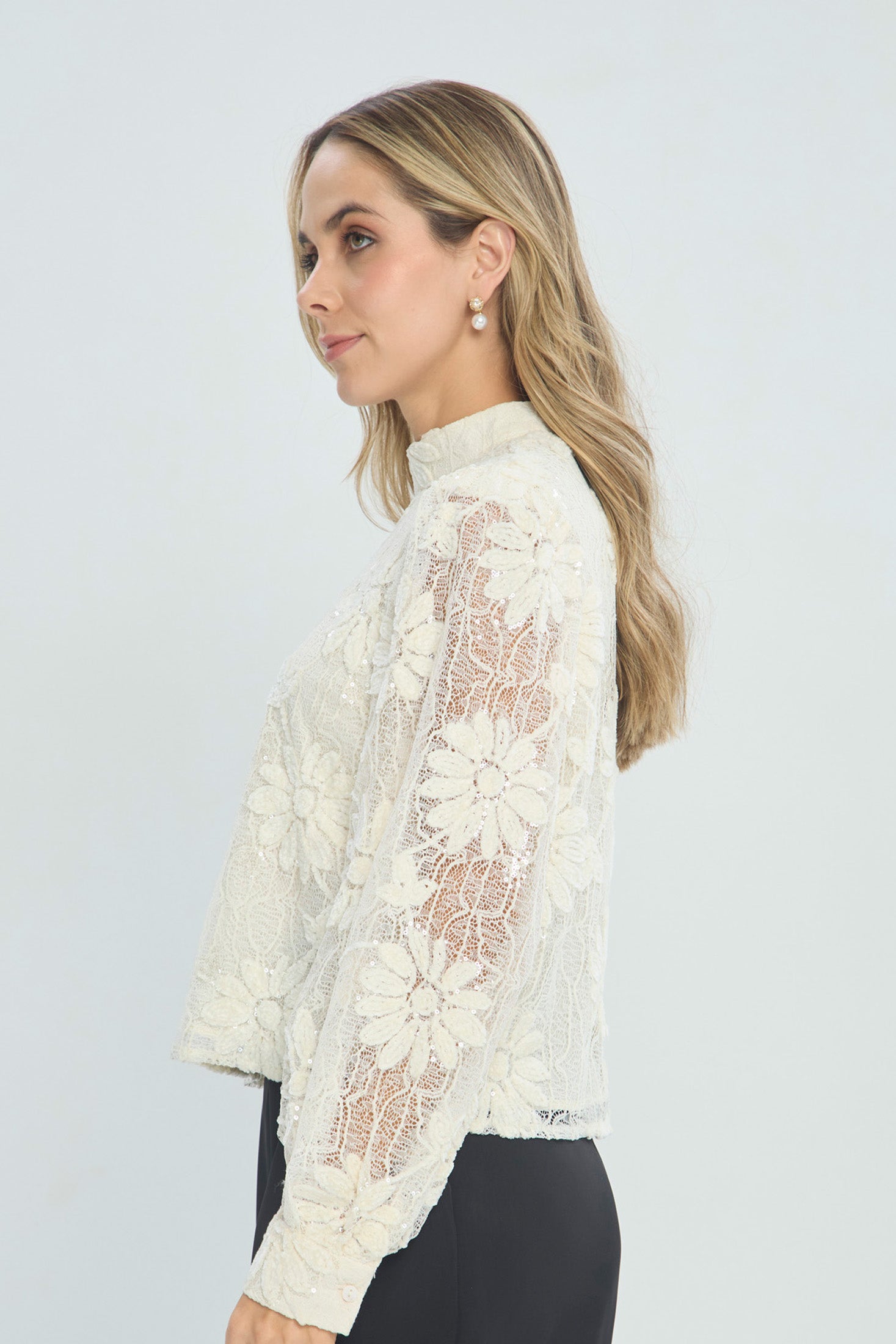 Blusa en Encaje Marfil con Lentejuelas vista 2 - Outlet BYBLA Colombia