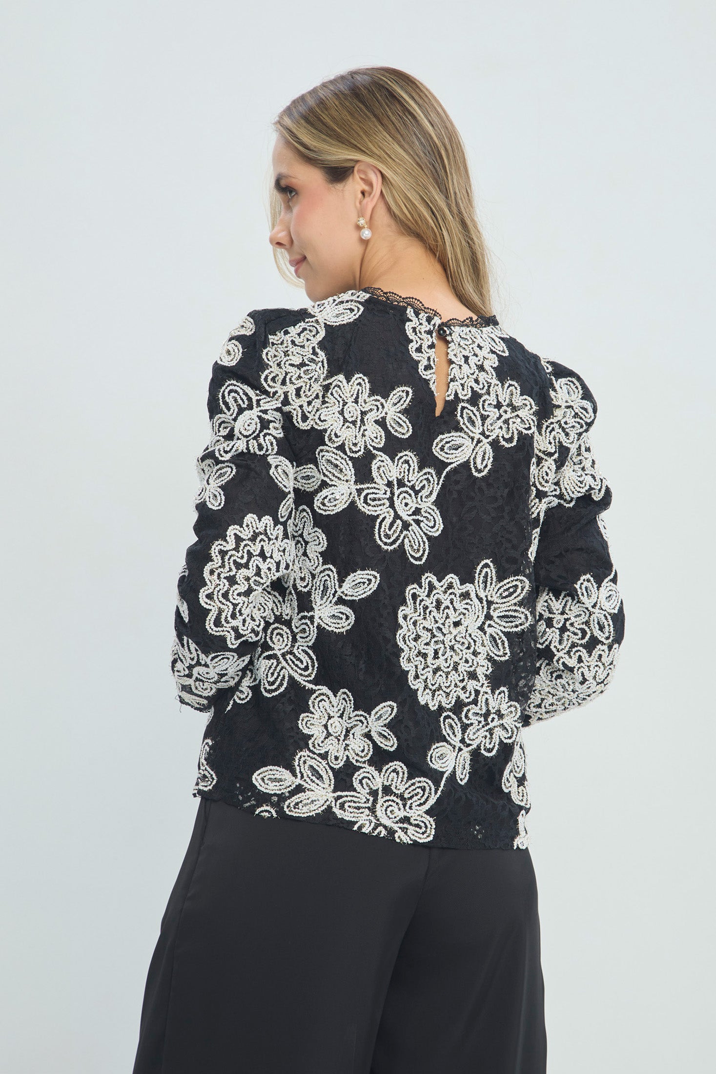 Blusa en Encaje Negro con Bordado Floral vista 3 - Outlet BYBLA Colombia