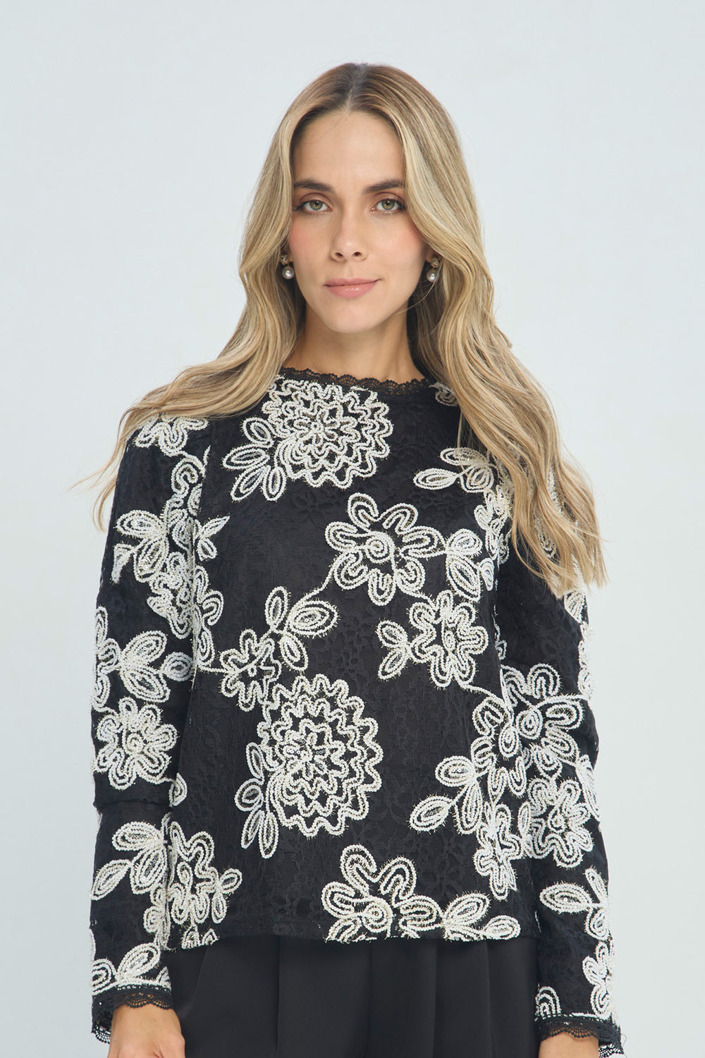 Blusa en Encaje Negro con Bordado Floral - Outlet BYBLA Colombia