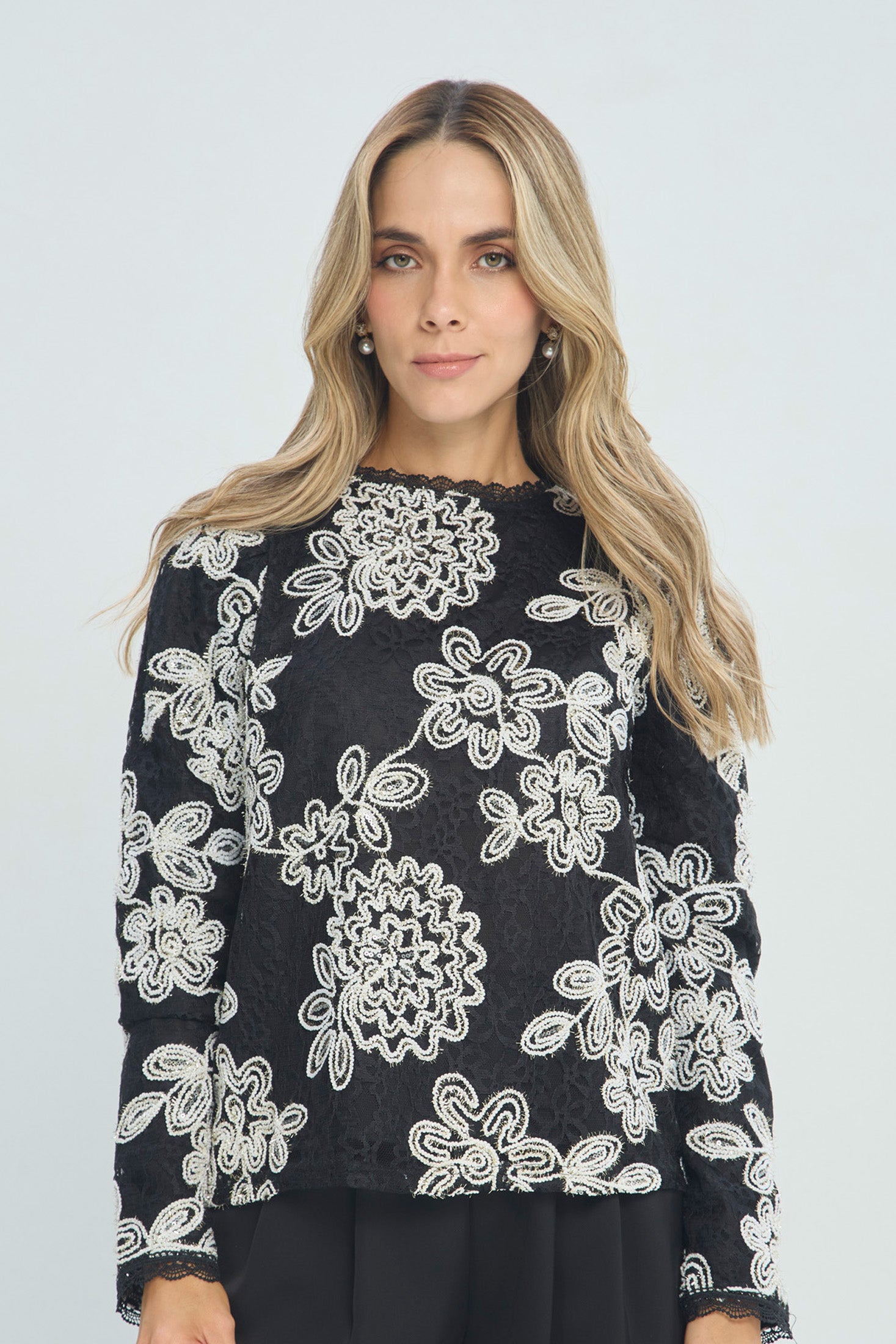Blusa en Encaje Negro con Bordado Floral - Outlet BYBLA Colombia