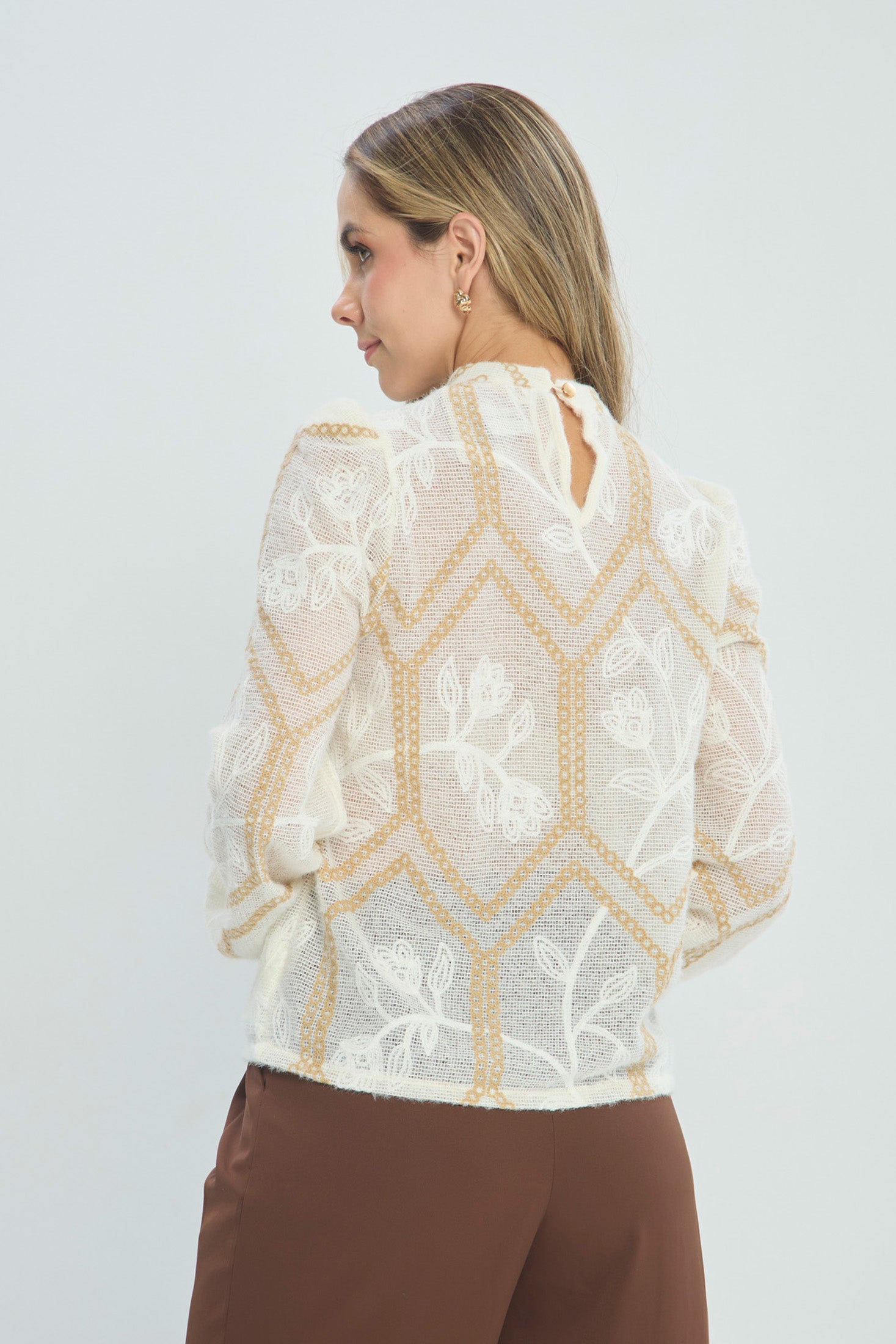 Blusa en Encaje con Bordado Geométrico vista 3 - Outlet BYBLA Colombia