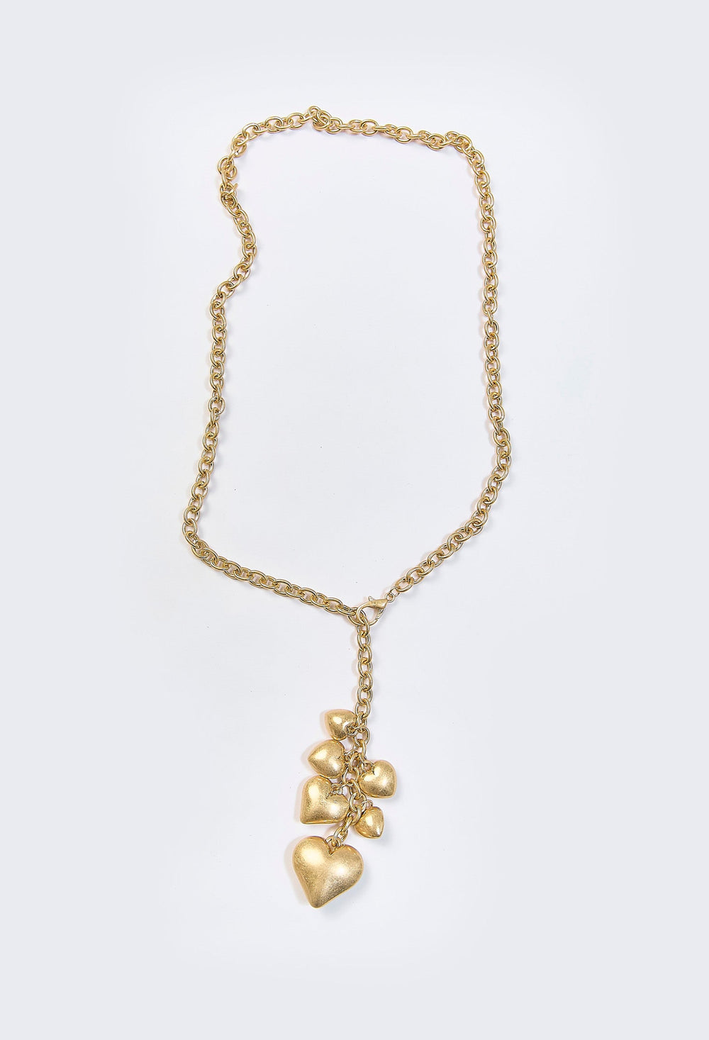 Collar dorado con dije metalico de corazon inflado escultorico