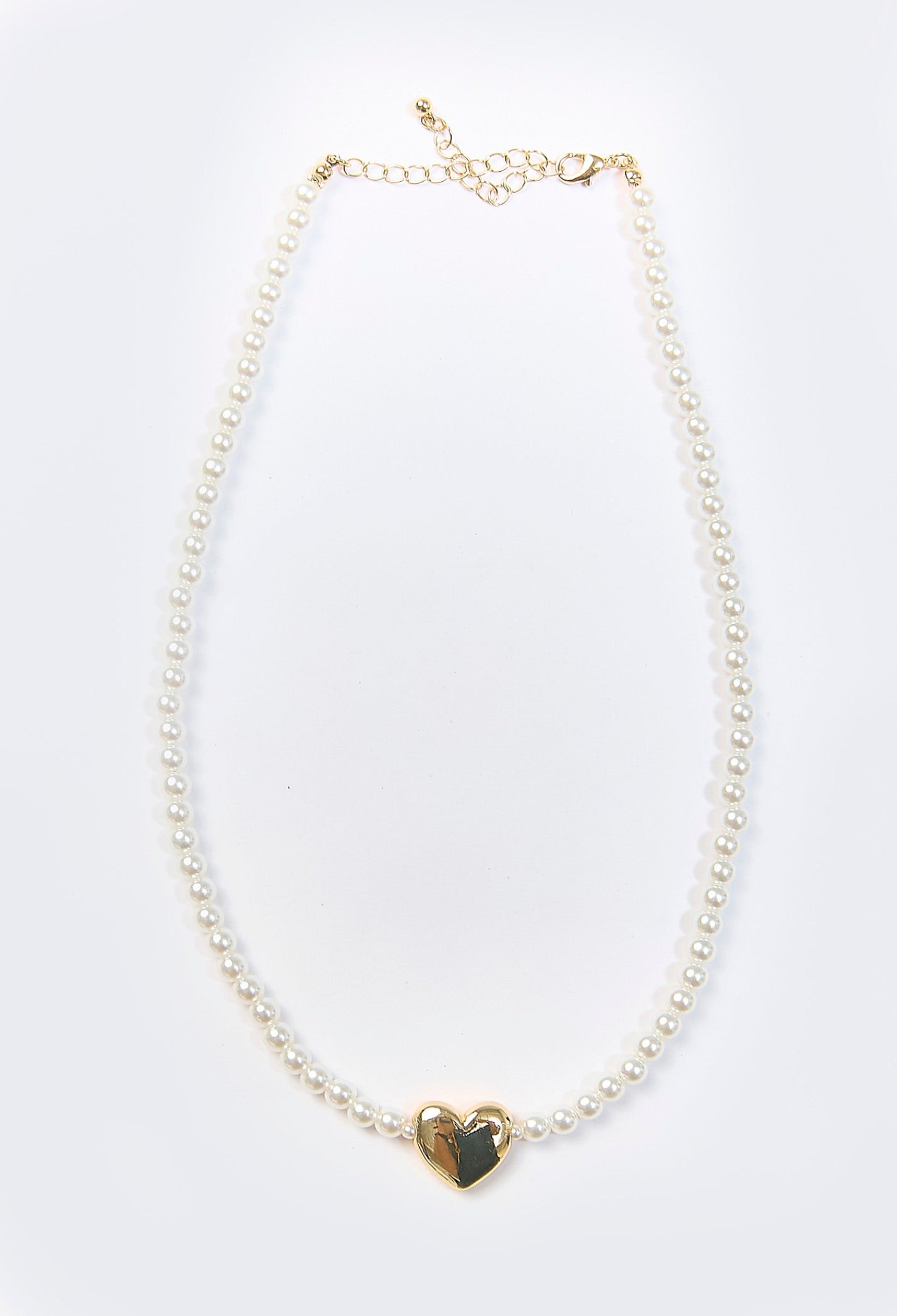 Collar de perla blanca con dije de corazon inflado