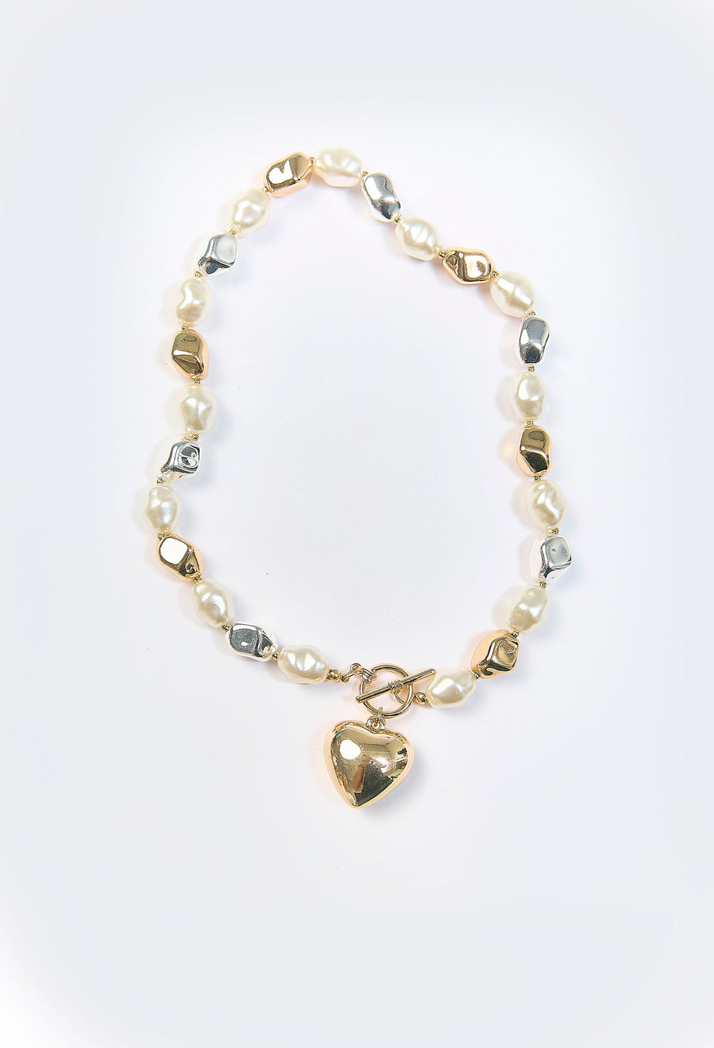 Collar dorado con formas organicas broche T y dije de corazon inflado