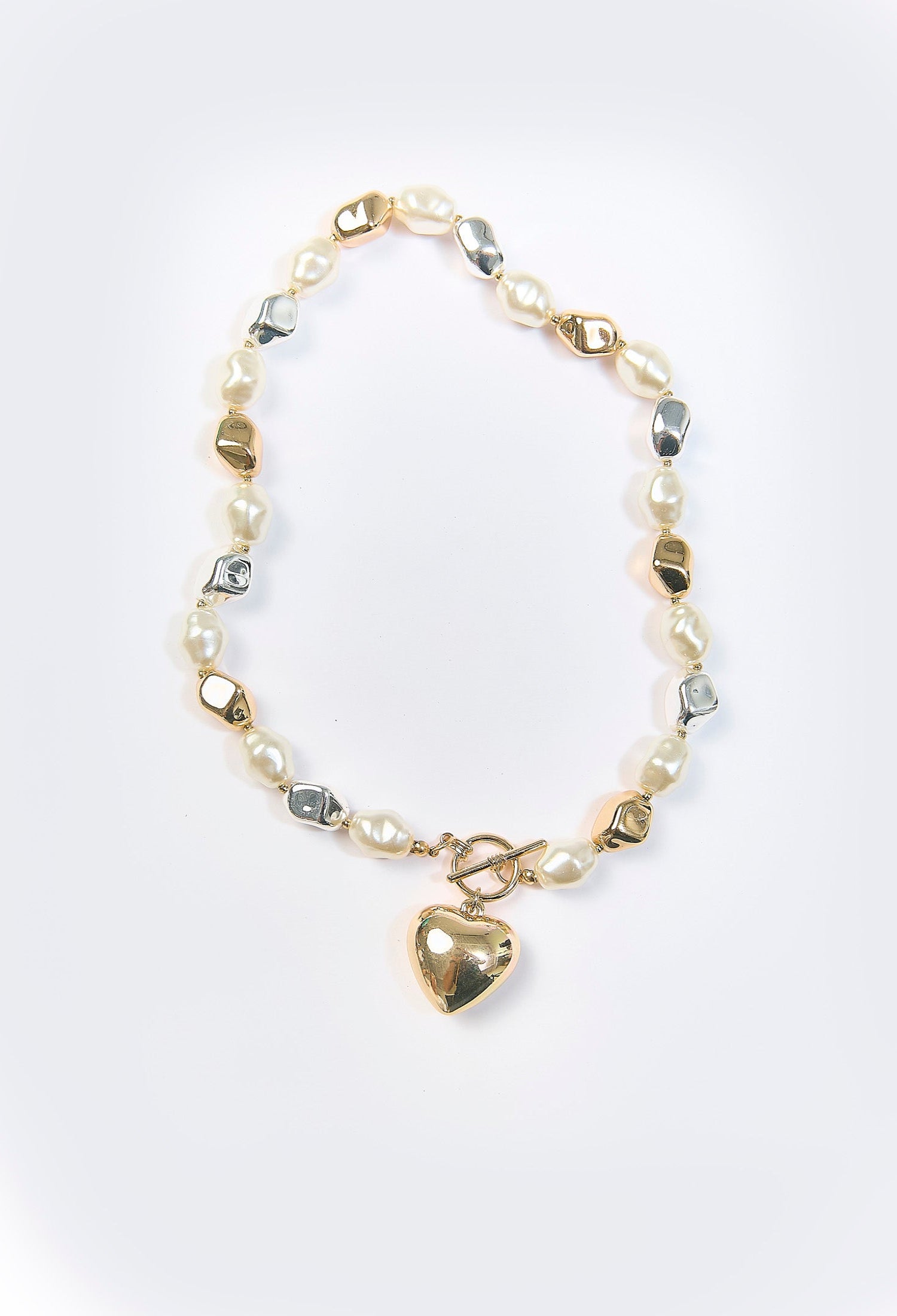Collar dorado con formas organicas broche T y dije de corazon inflado