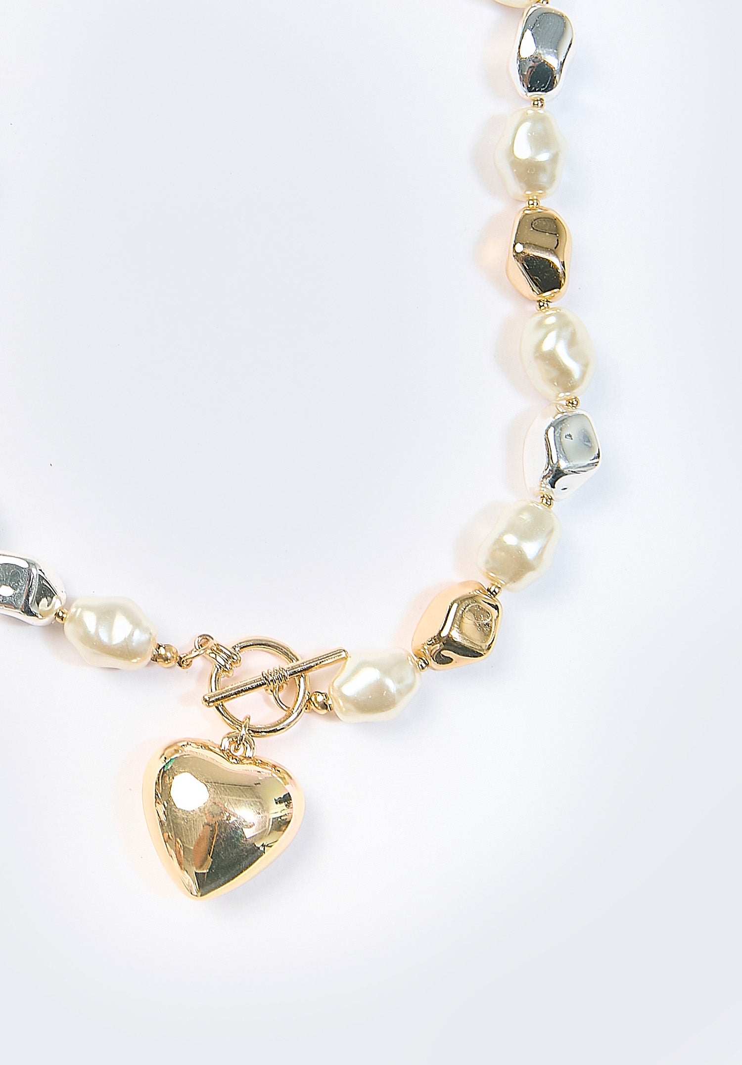 Collar dorado con formas organicas broche T y dije de corazon inflado - vista 2