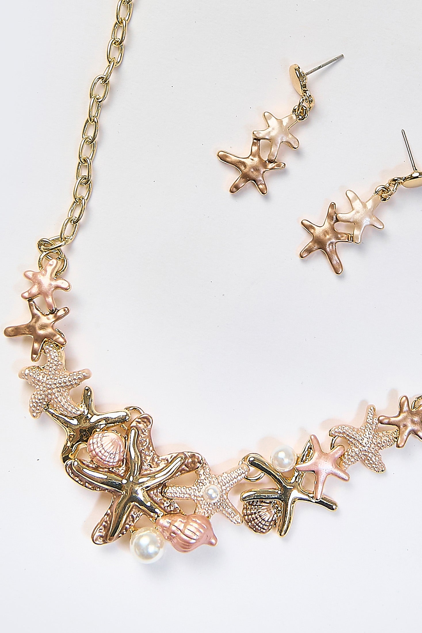 Set de collar y aretes dorados con estrellas de mar metalicas y perlas sinteticas - vista 2