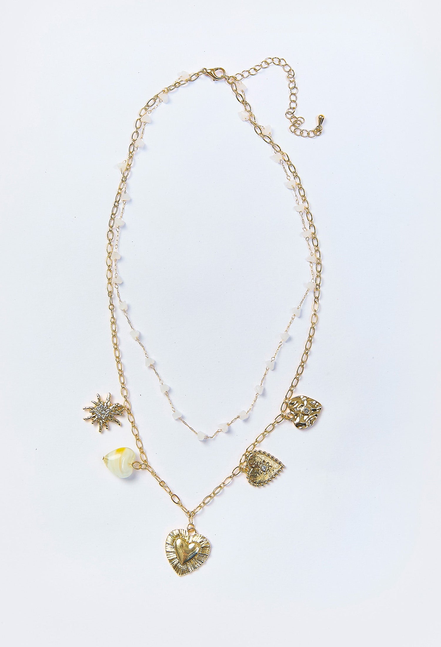 Collar dorado multicapas con dije central de corazon