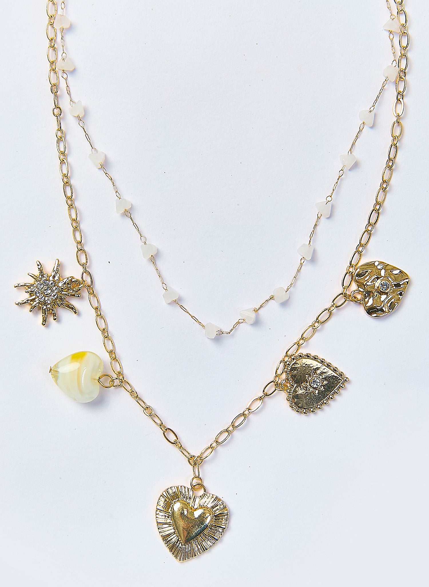 Collar dorado multicapas con dije central de corazon - vista 2