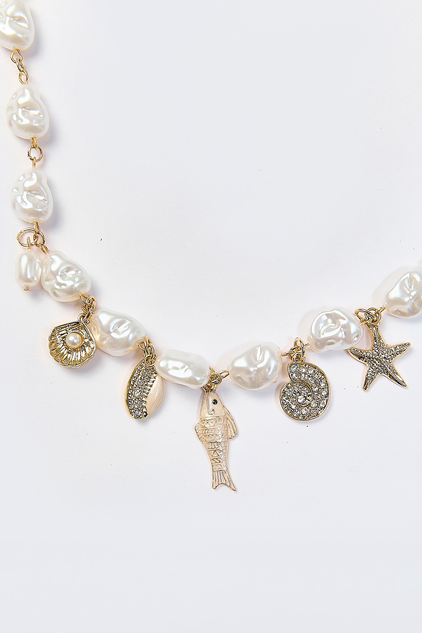 Collar dorado con multiples dijes de vida marina y perla sintetica - vista 2