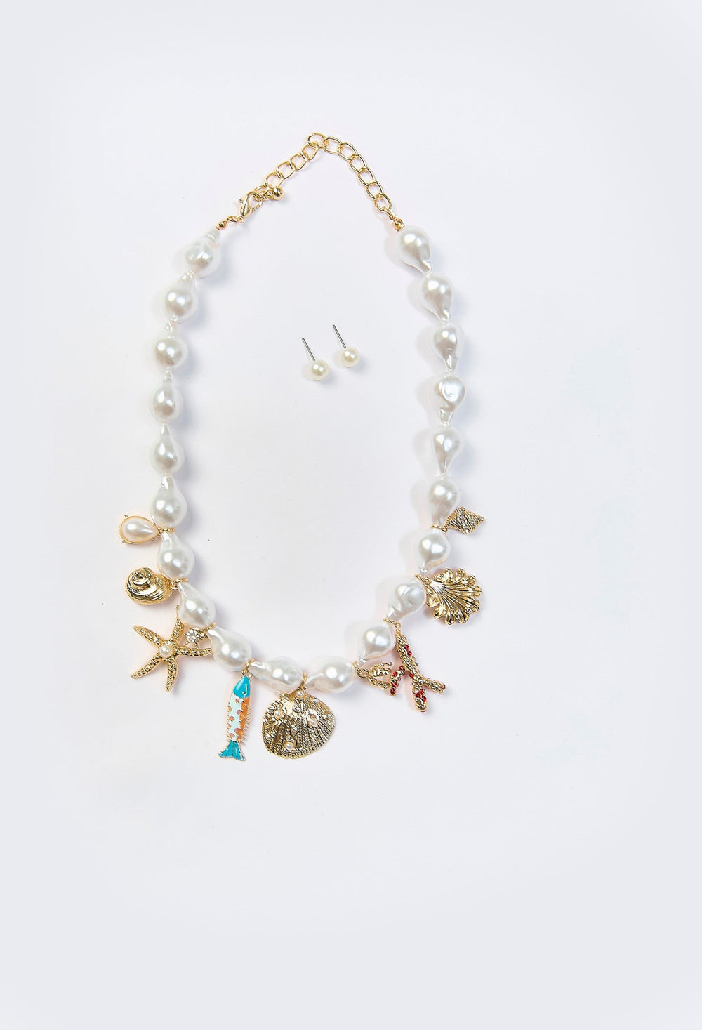 Collar dorado statement con multiples dijes de vida marina y perlas sinteticas