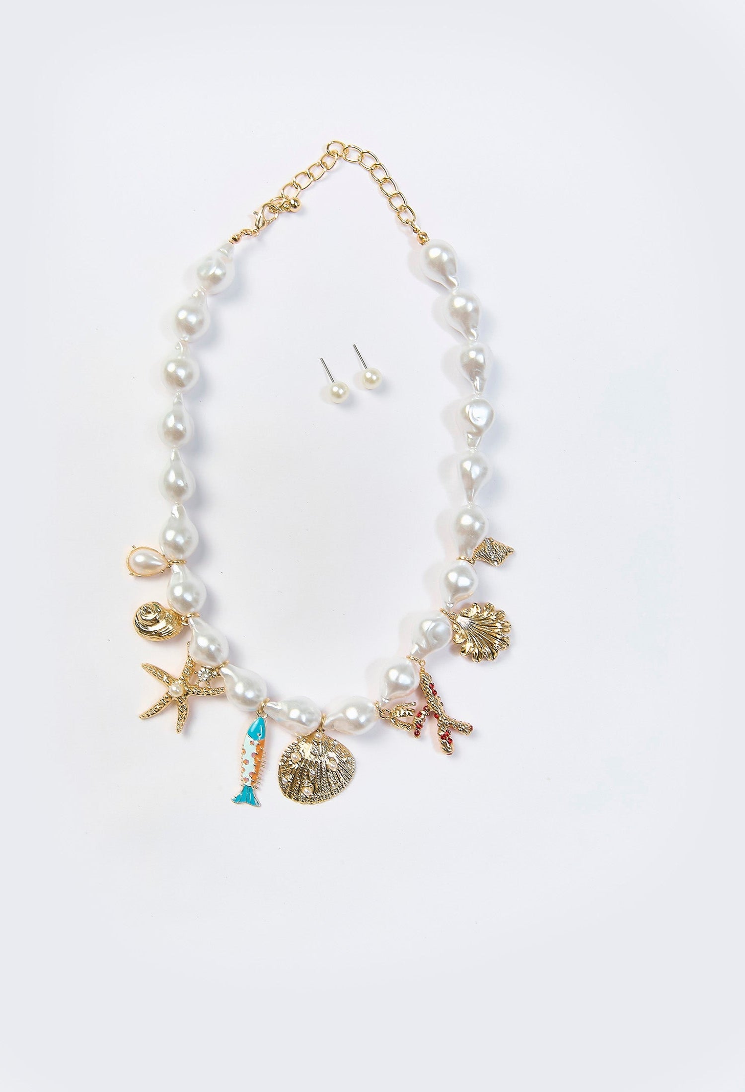 Collar dorado statement con multiples dijes de vida marina y perlas sinteticas