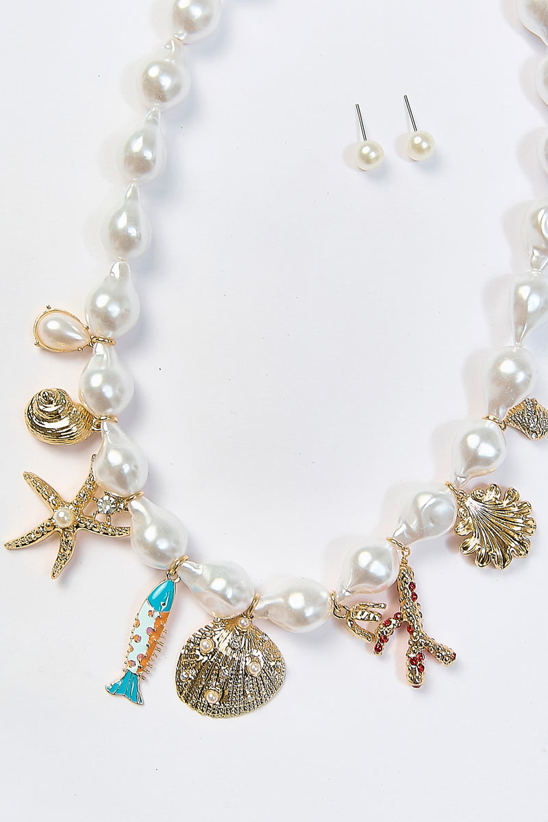 Collar dorado statement con multiples dijes de vida marina y perlas sinteticas - vista 2