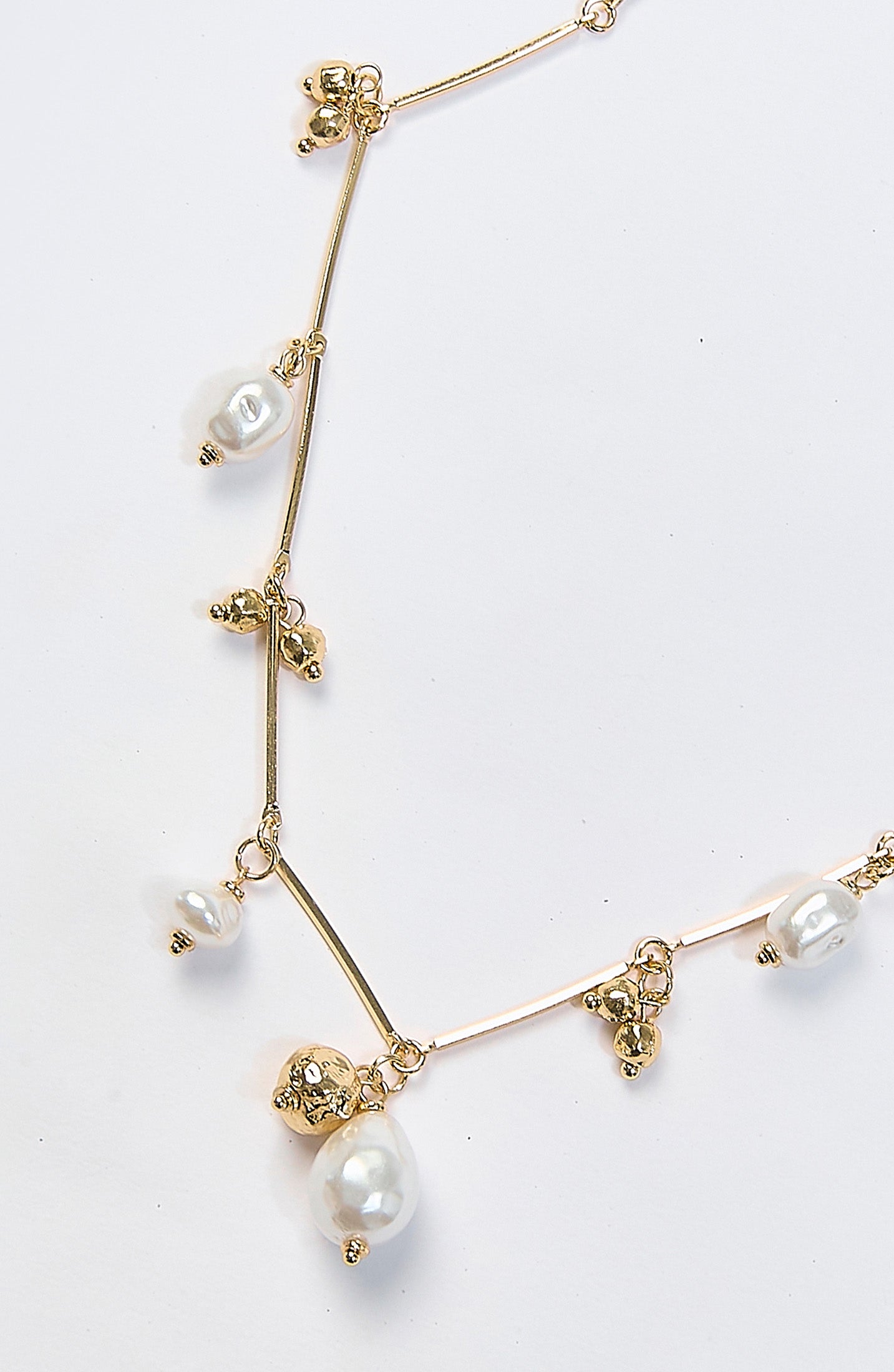 Collar dorado con multiples dijes y perla sintetica central - vista 2