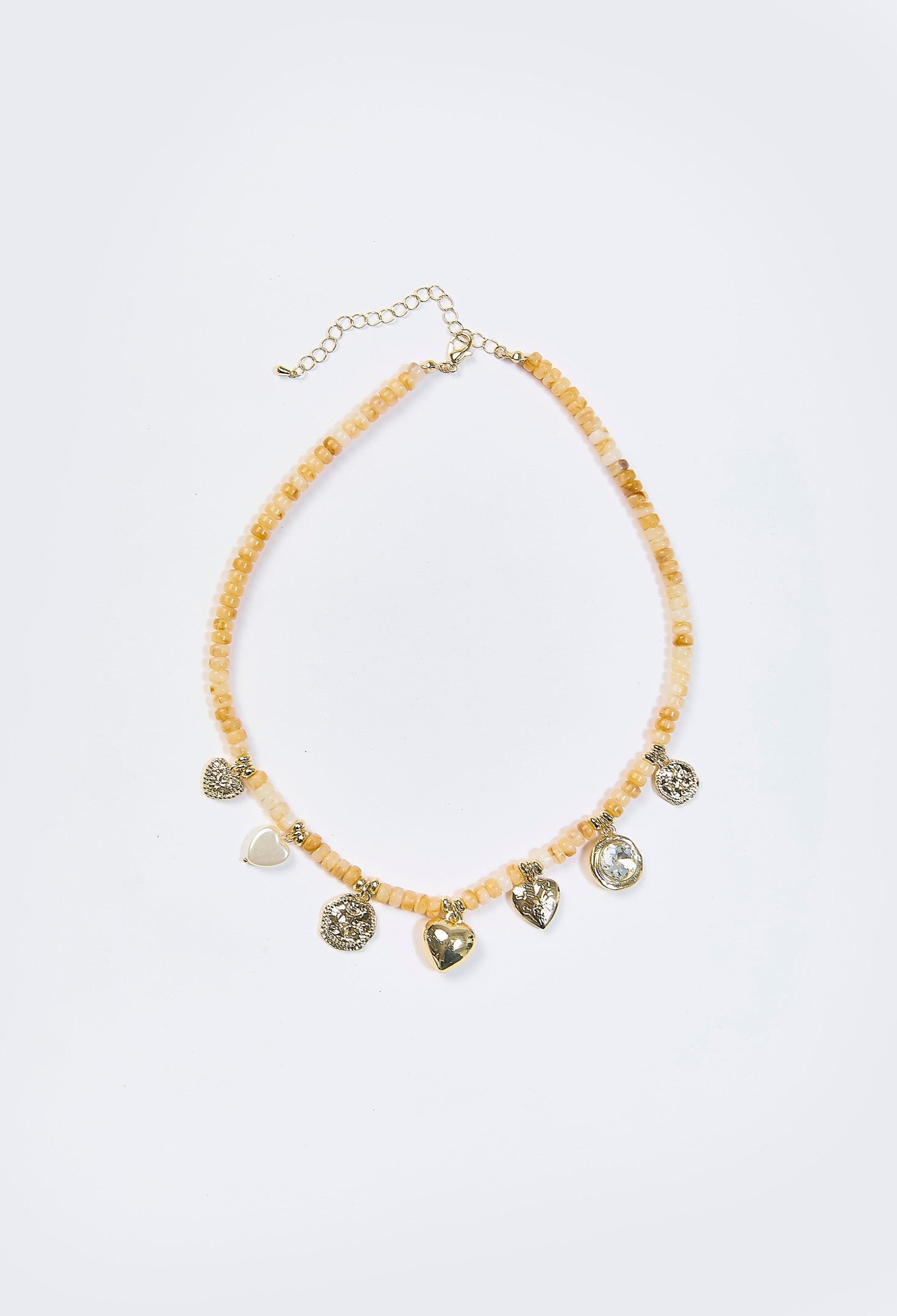 Collar en tono beige con multiples dijes de corazon
