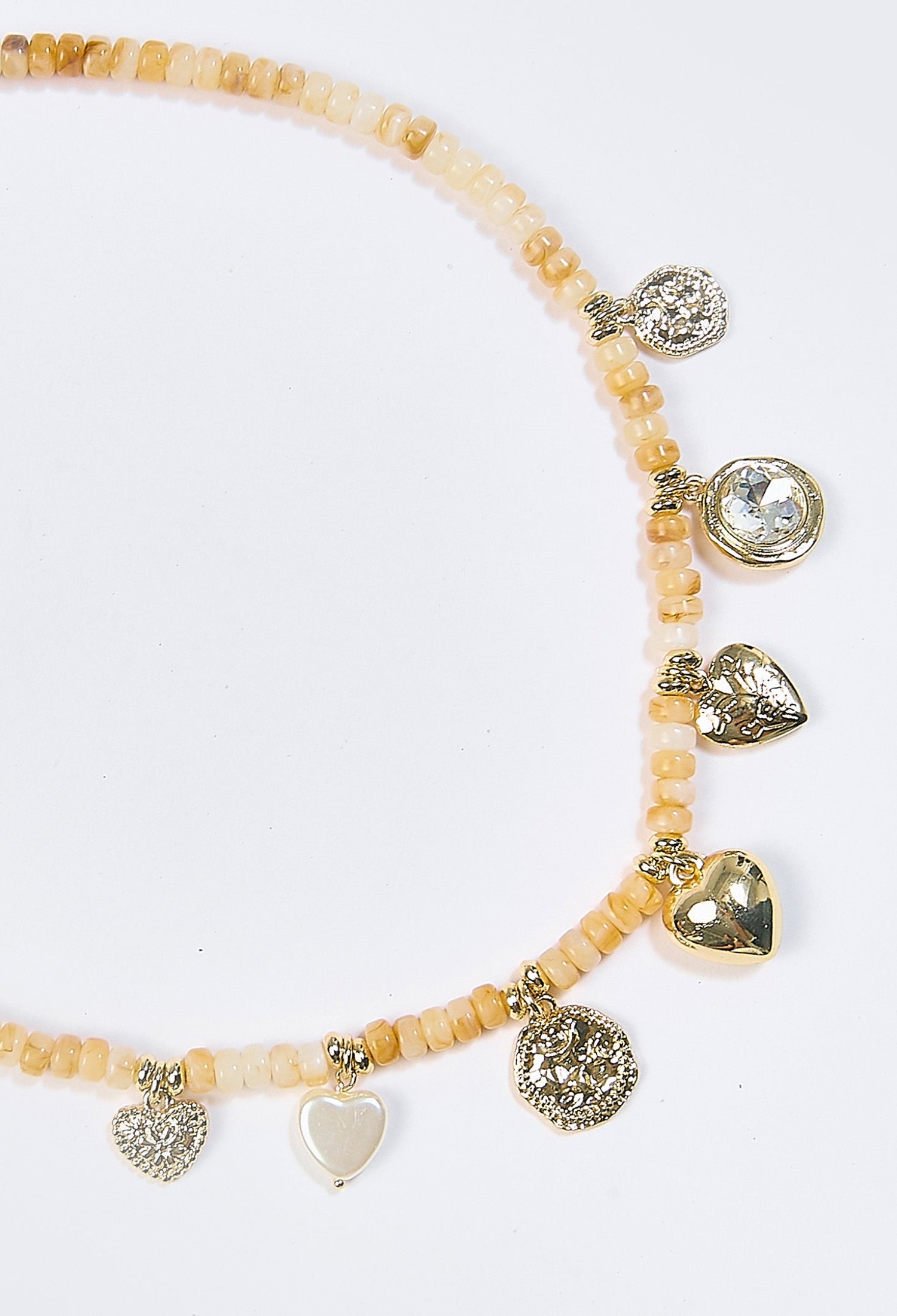 Collar en tono beige con multiples dijes de corazon - vista 2