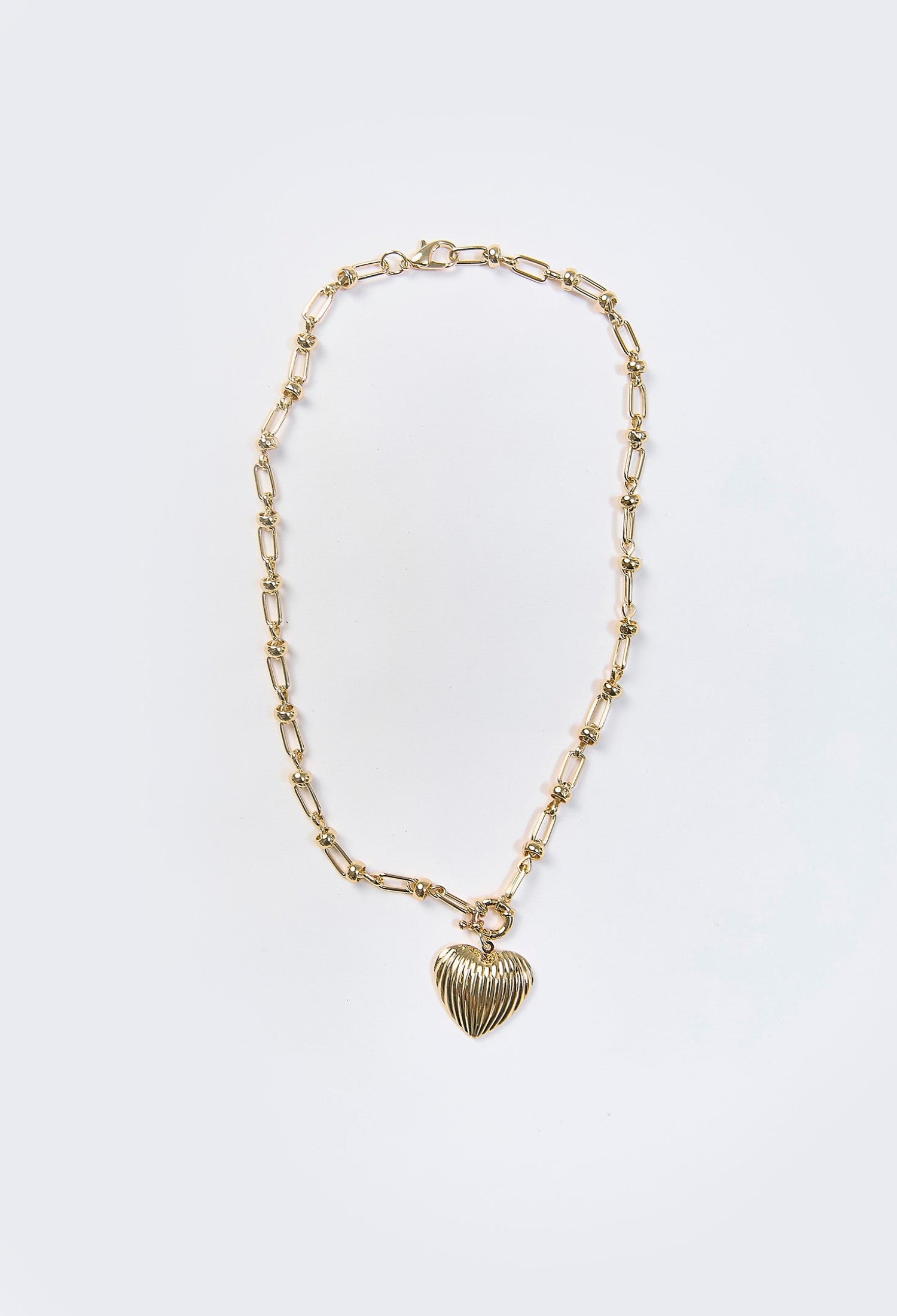Collar dorado minimalista con dije metalico en forma de corazon
