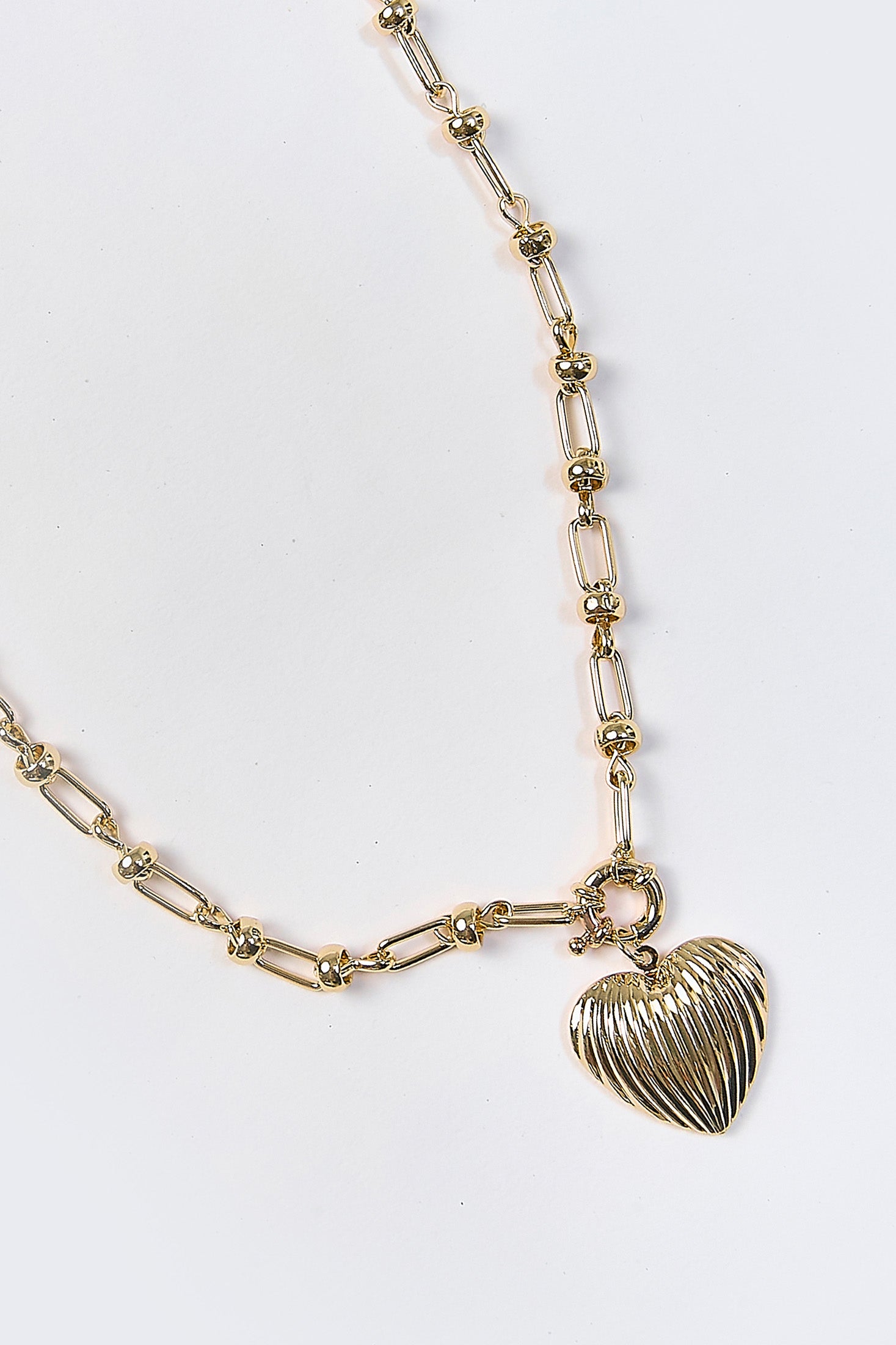 Collar dorado minimalista con dije metalico en forma de corazon - vista 2