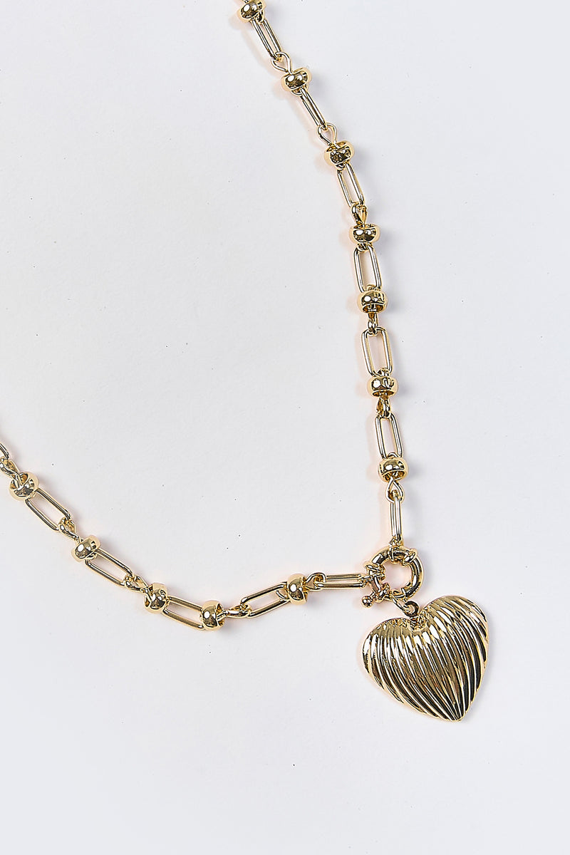 Collar dorado minimalista con dije metalico en forma de corazon - vista 2