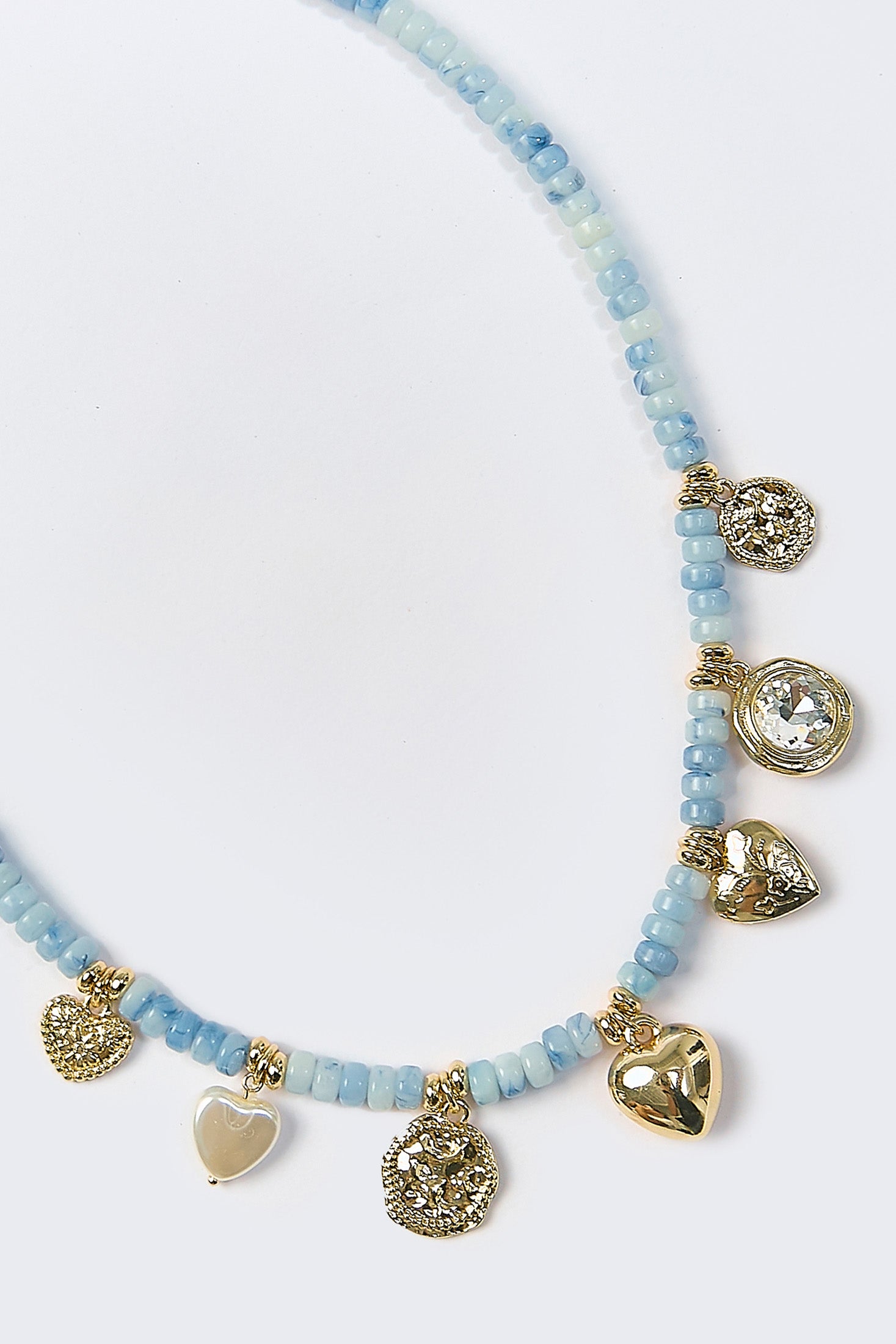 Collar en tono azul con multiples dijes de corazon - vista 2