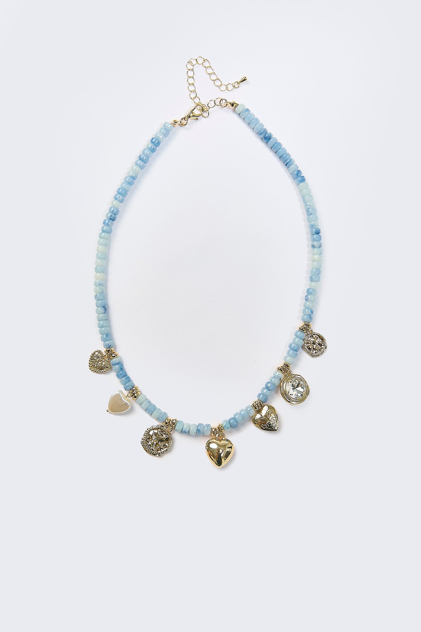 Collar en tono azul con multiples dijes de corazon