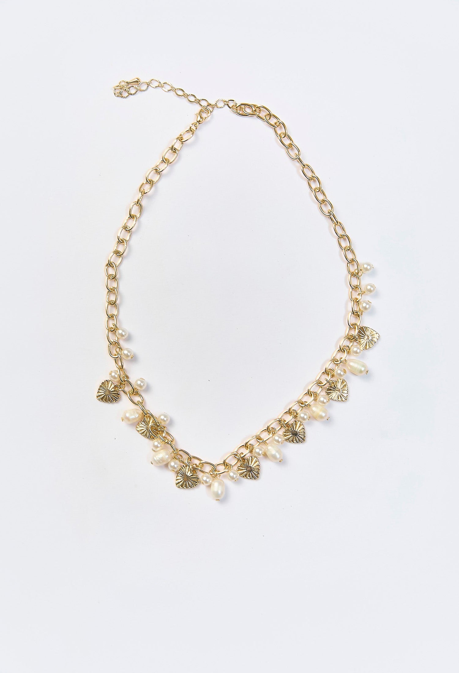 Collar dorado tipo estaciones con perlas sinteticas y dije de corazon delicado