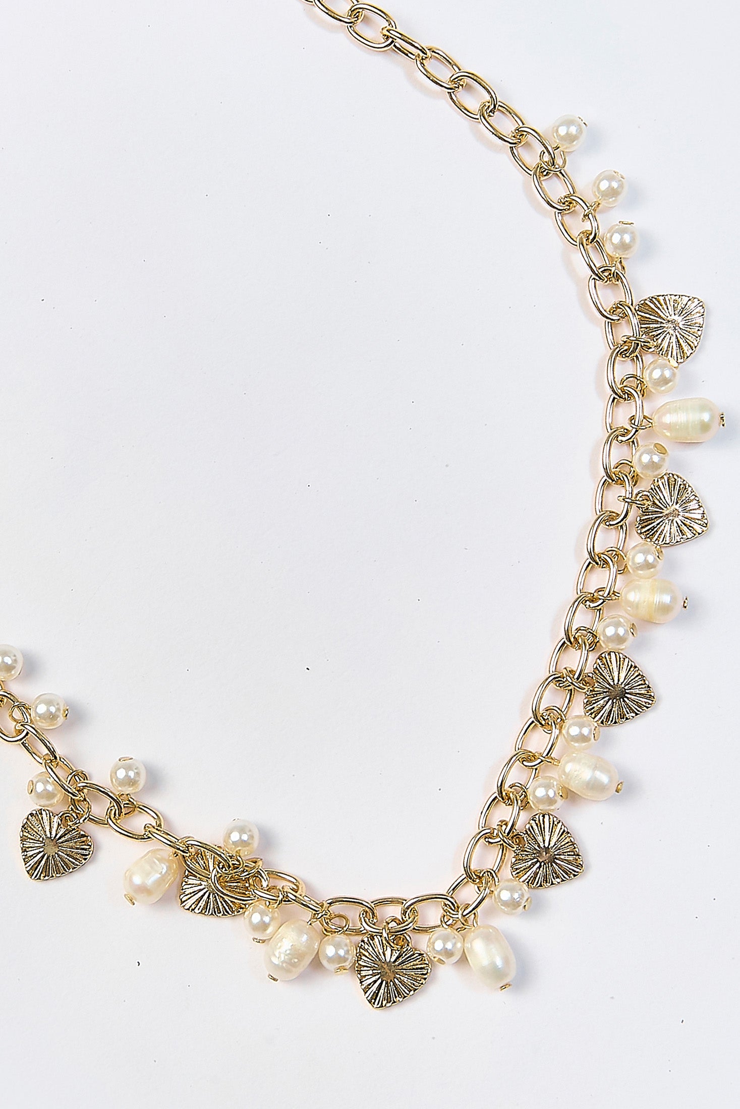Collar dorado tipo estaciones con perlas sinteticas y dije de corazon delicado - vista 2