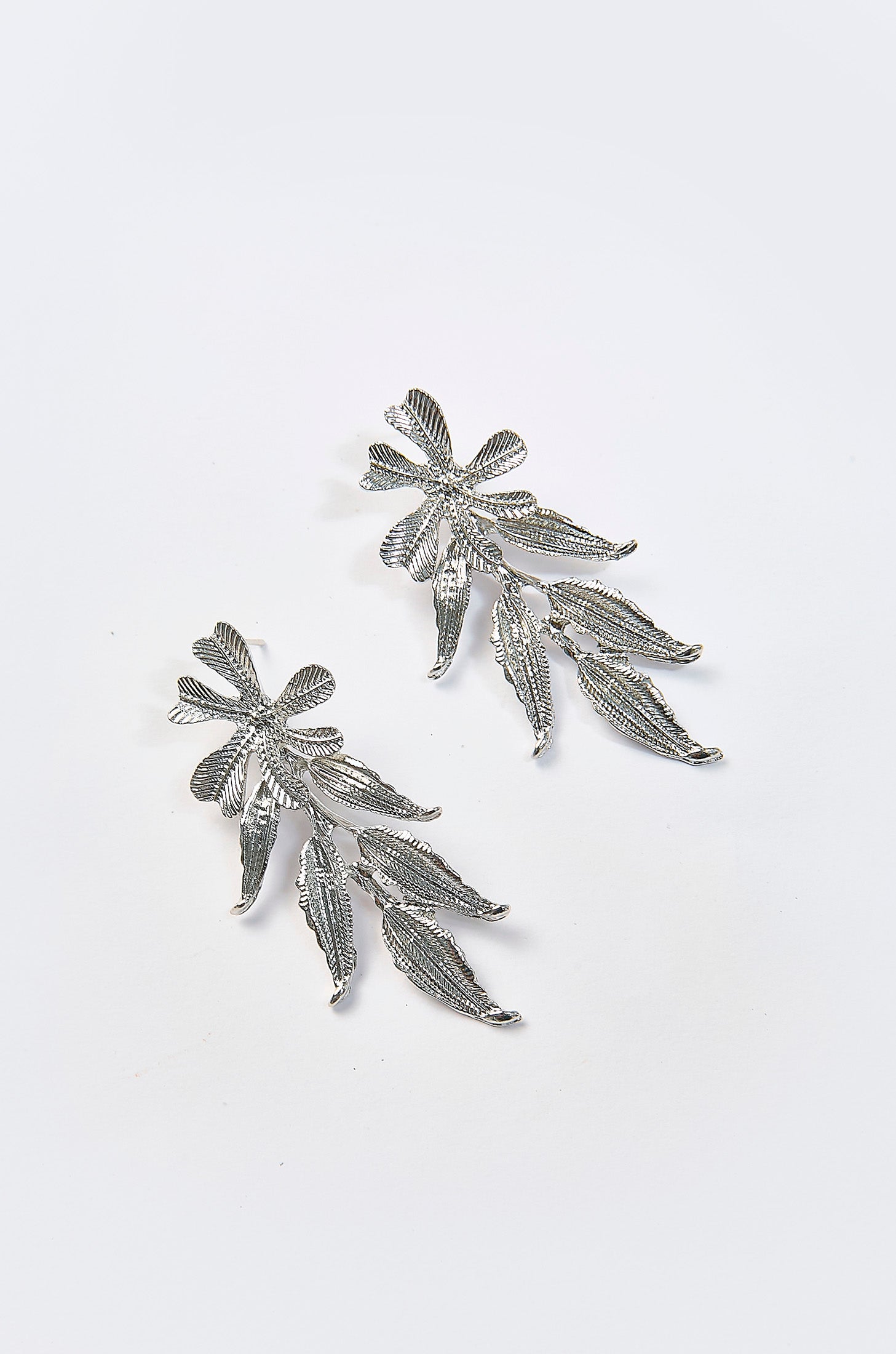 Aretes Colgantes Hojas Texturizadas Plateados