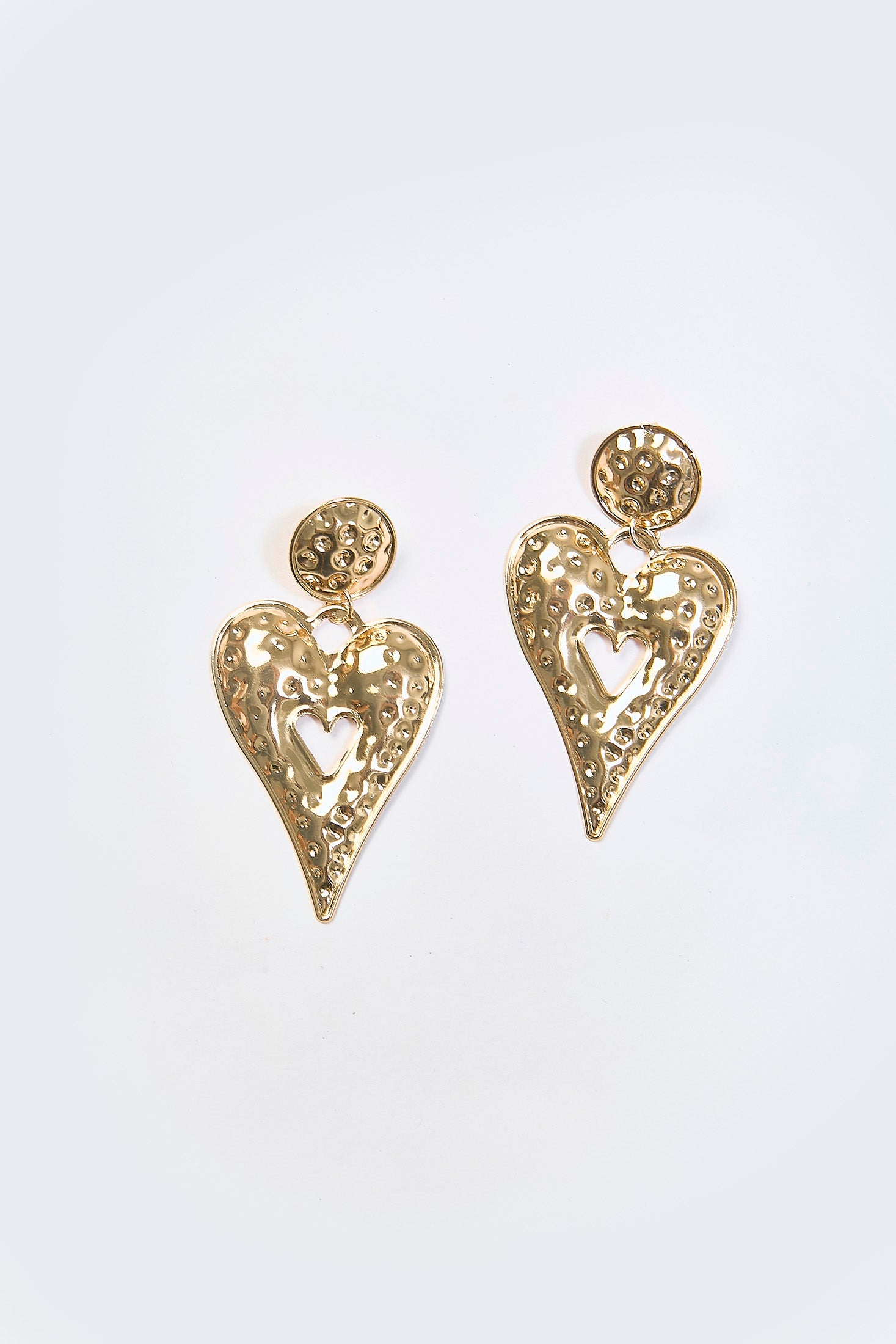 Aretes Colgantes Corazón Martillado Dorados