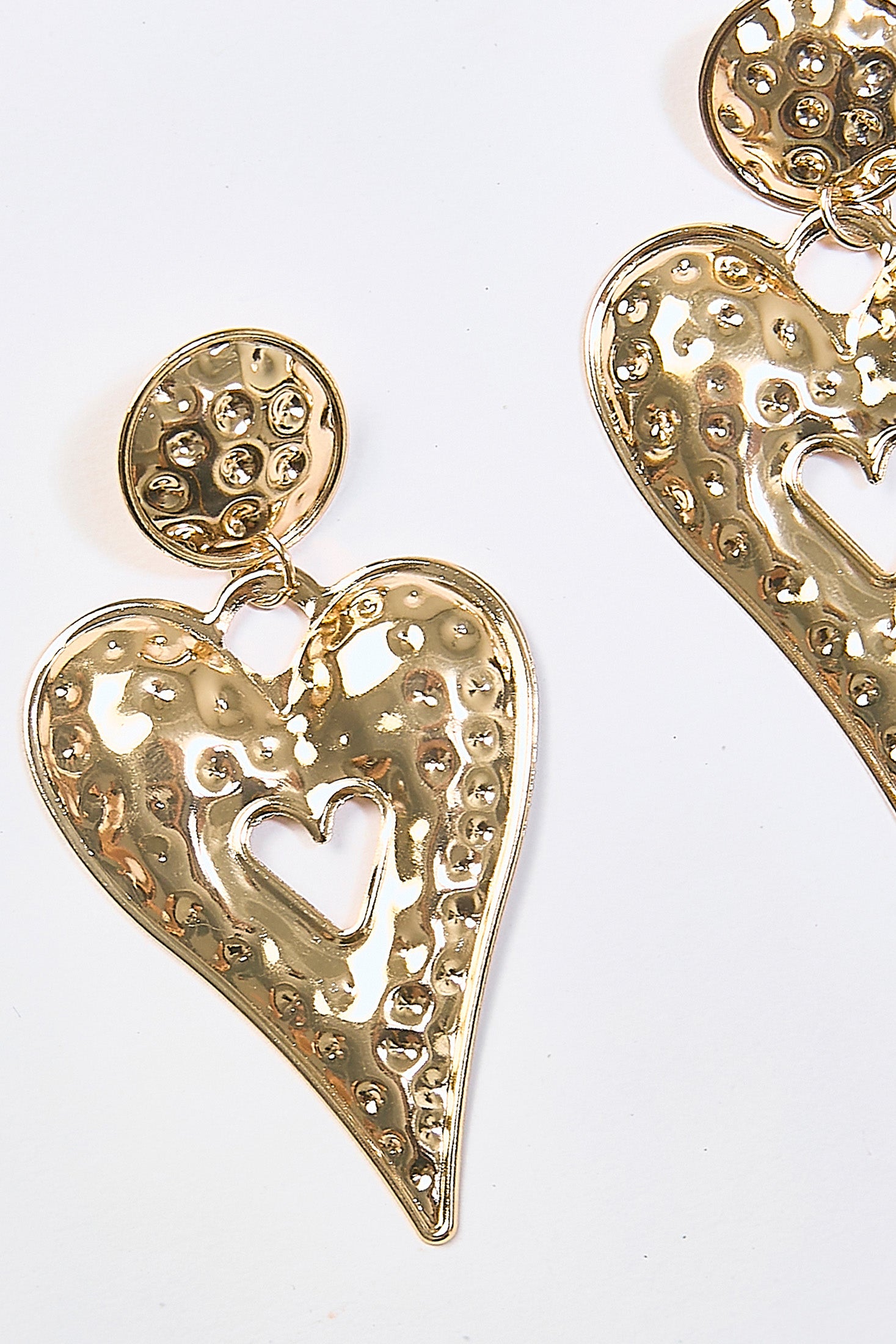 Aretes Colgantes Corazón Martillado Dorados