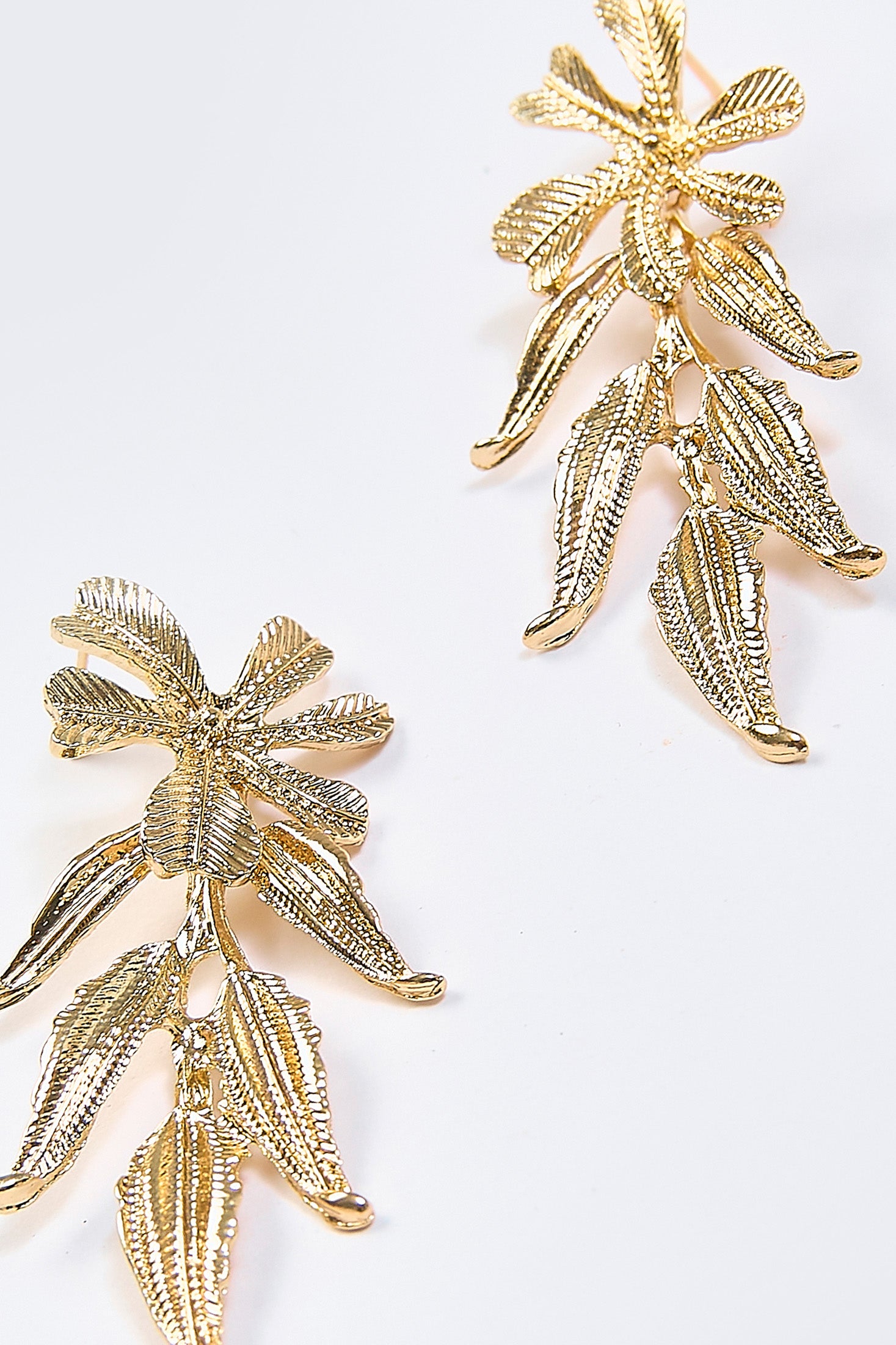 Aretes Colgantes Hojas Texturizadas Dorados