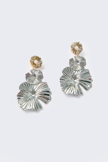 Aretes Colgantes Hoja de Lirio Plisada Dorados